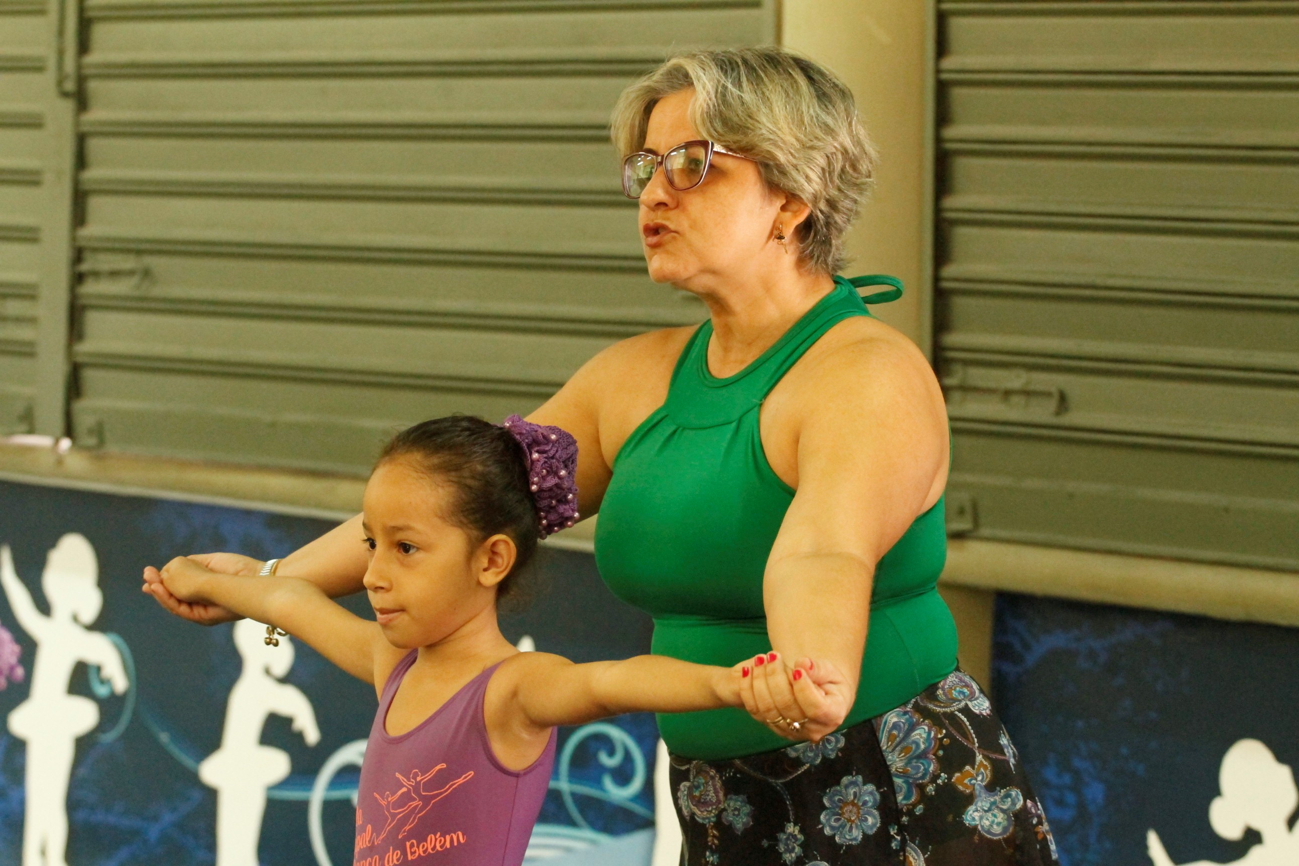 Escola Municipal de Dança leva arte para a população