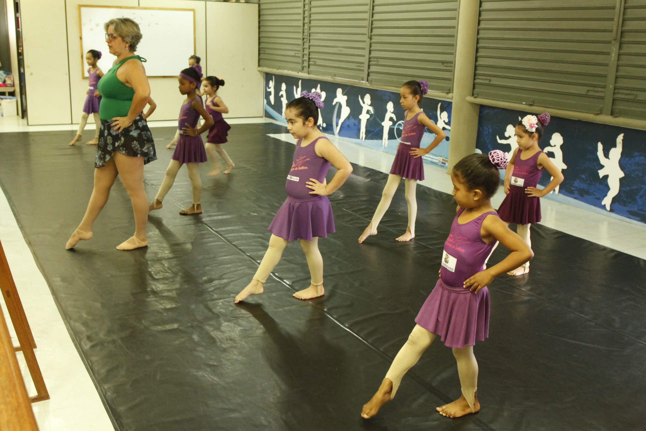 Escola Municipal de Dança leva arte para a população