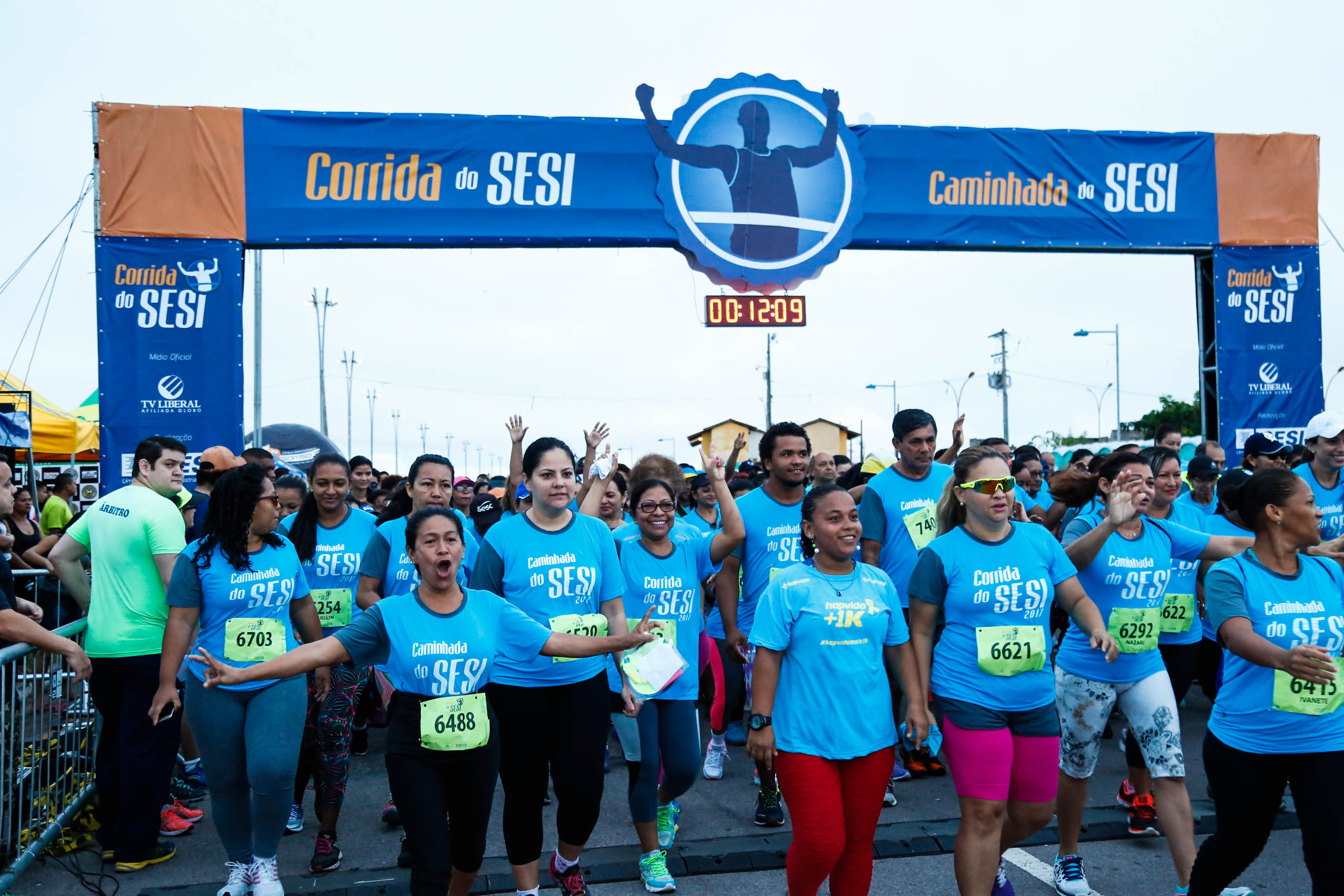 Mais de seis mil pessoas participam da corrida e caminhada do Sesi