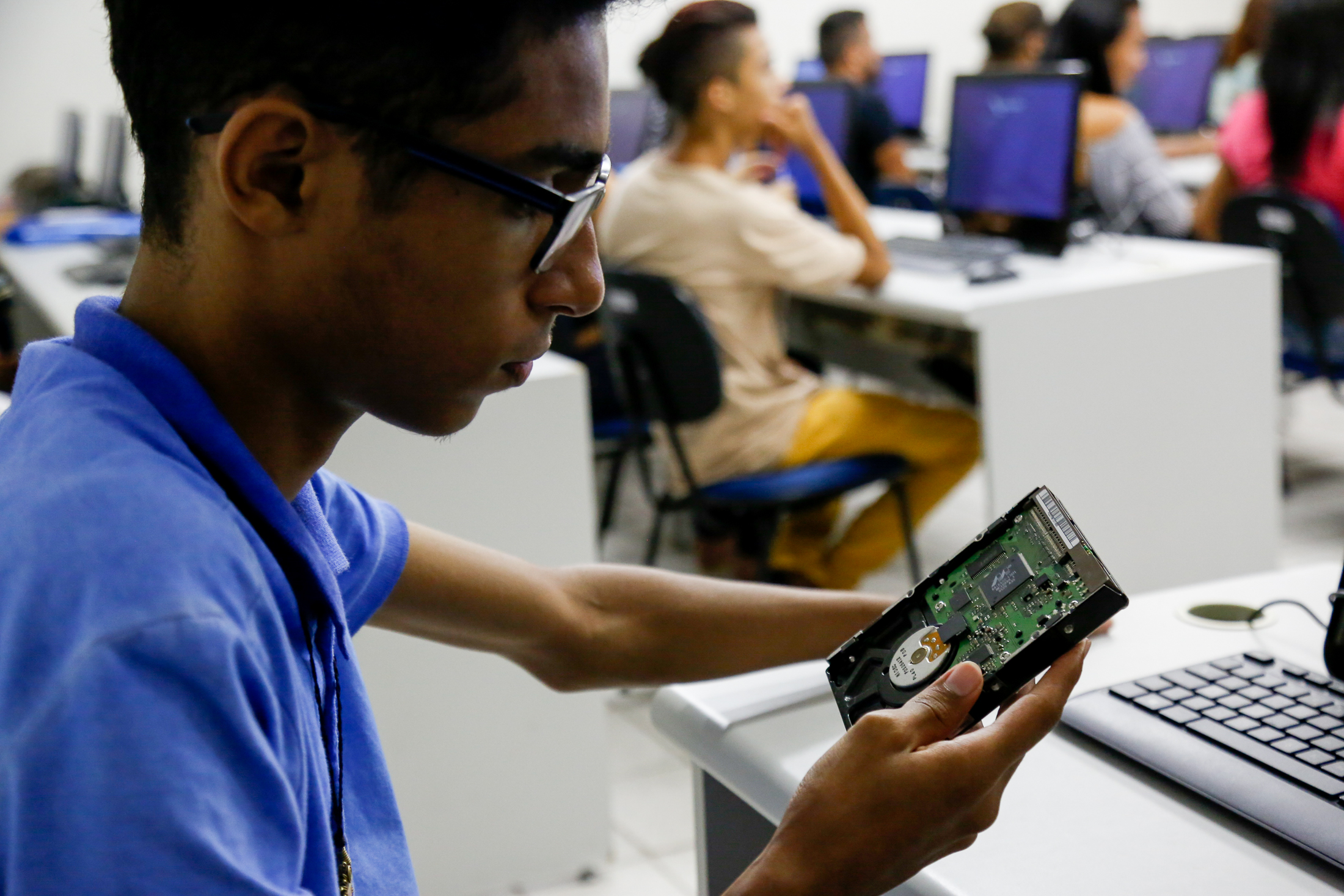 Cursos de informática gratuitos beneficiam a população