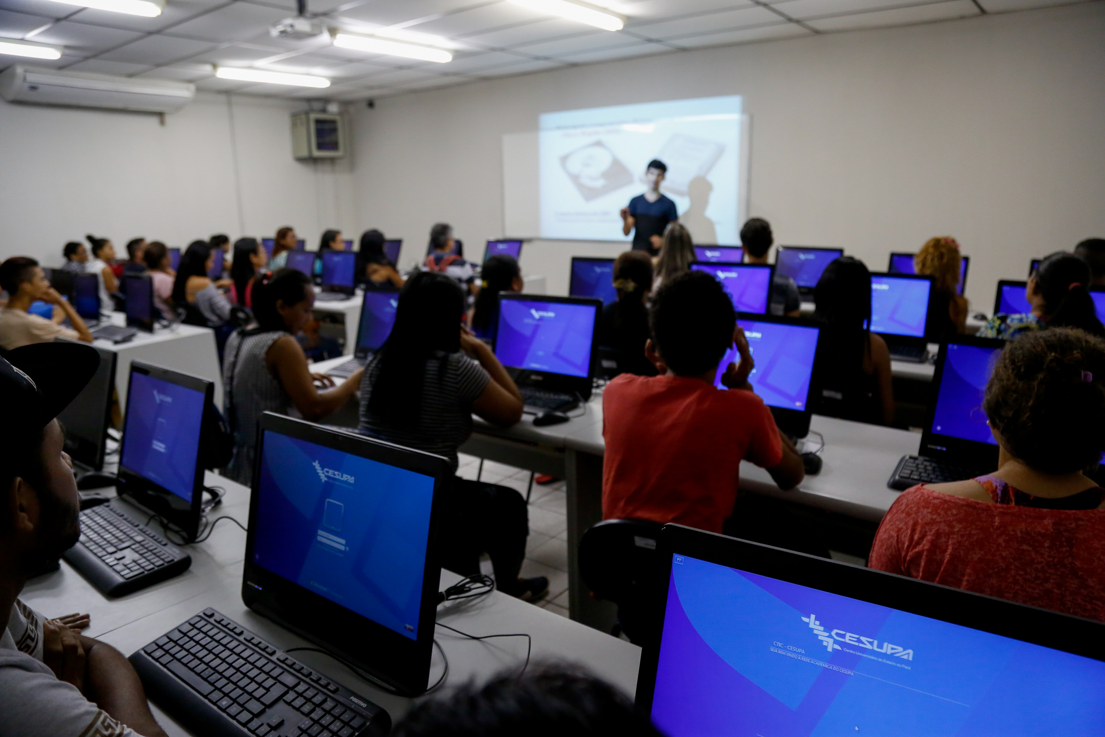 Cursos de informática gratuitos beneficiam a população