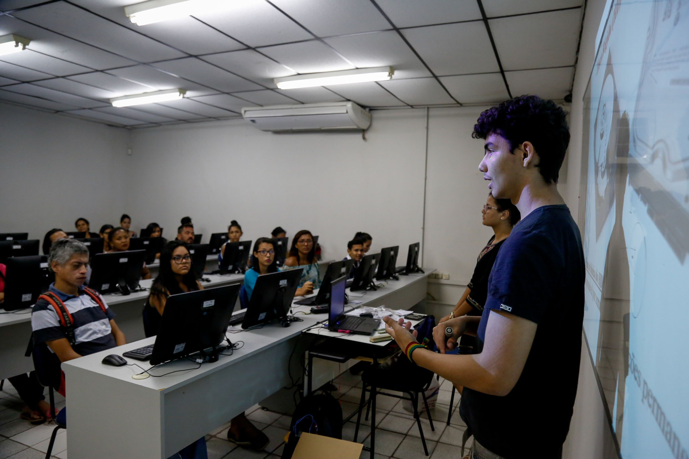 Cursos de informática gratuitos beneficiam a população