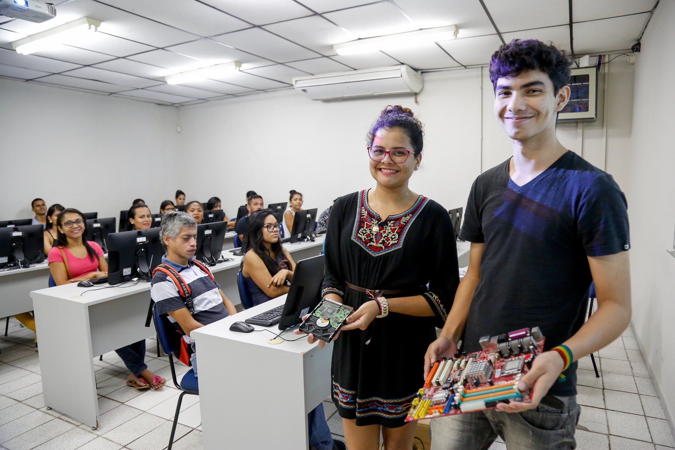 Cursos de informática gratuitos beneficiam a população