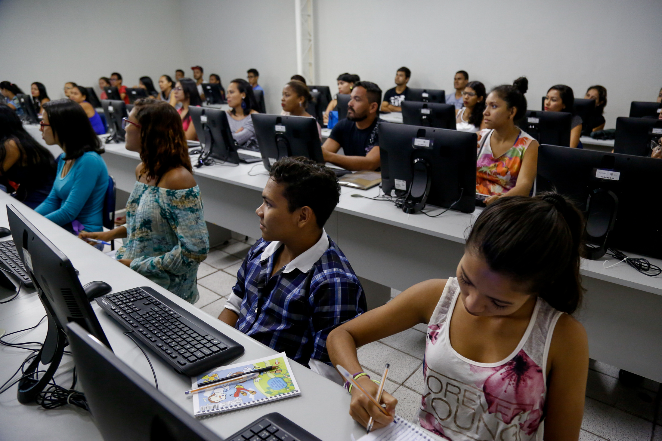 Cursos de informática gratuitos beneficiam a população