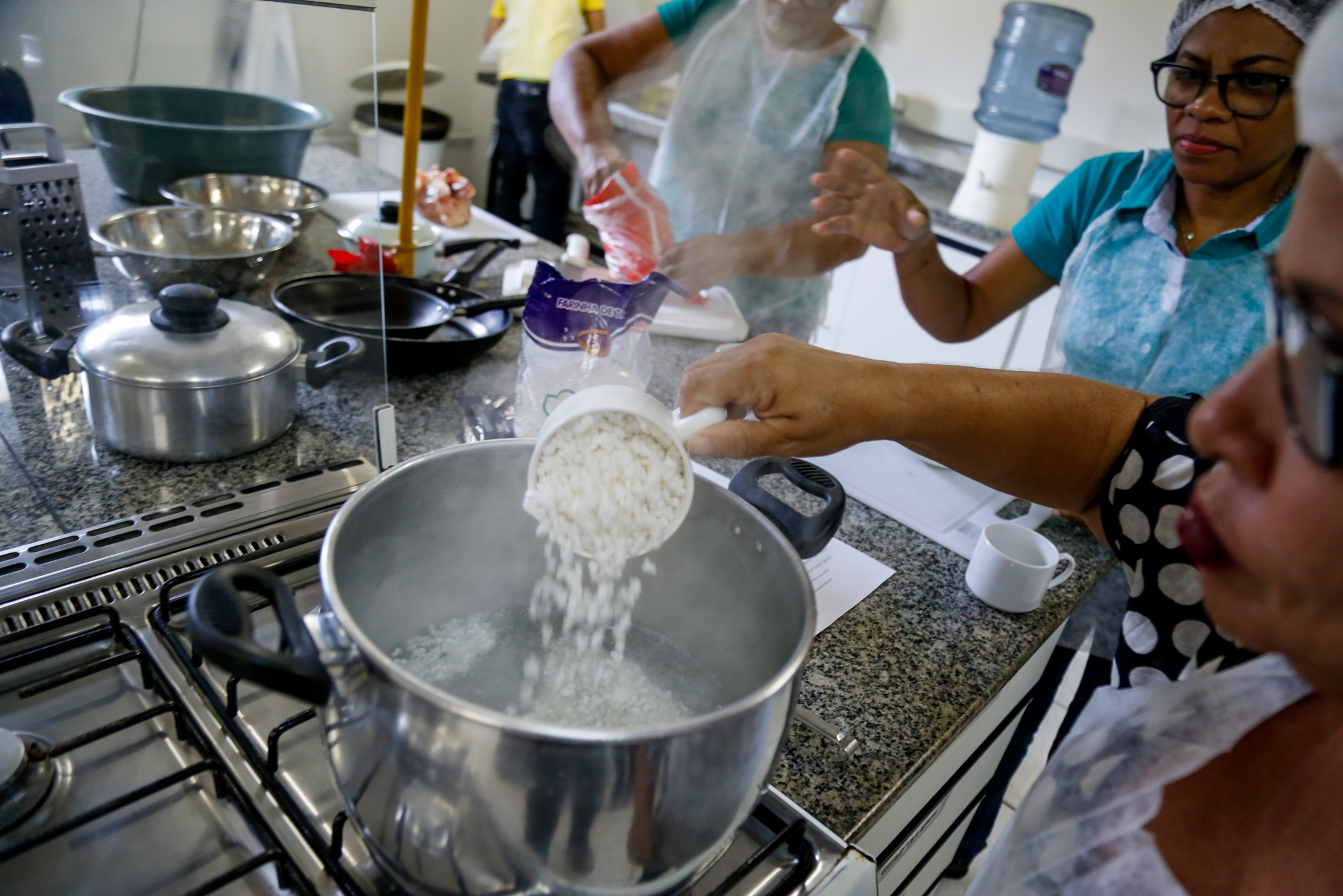 Curso prático qualifica merendeiros da rede municipal
