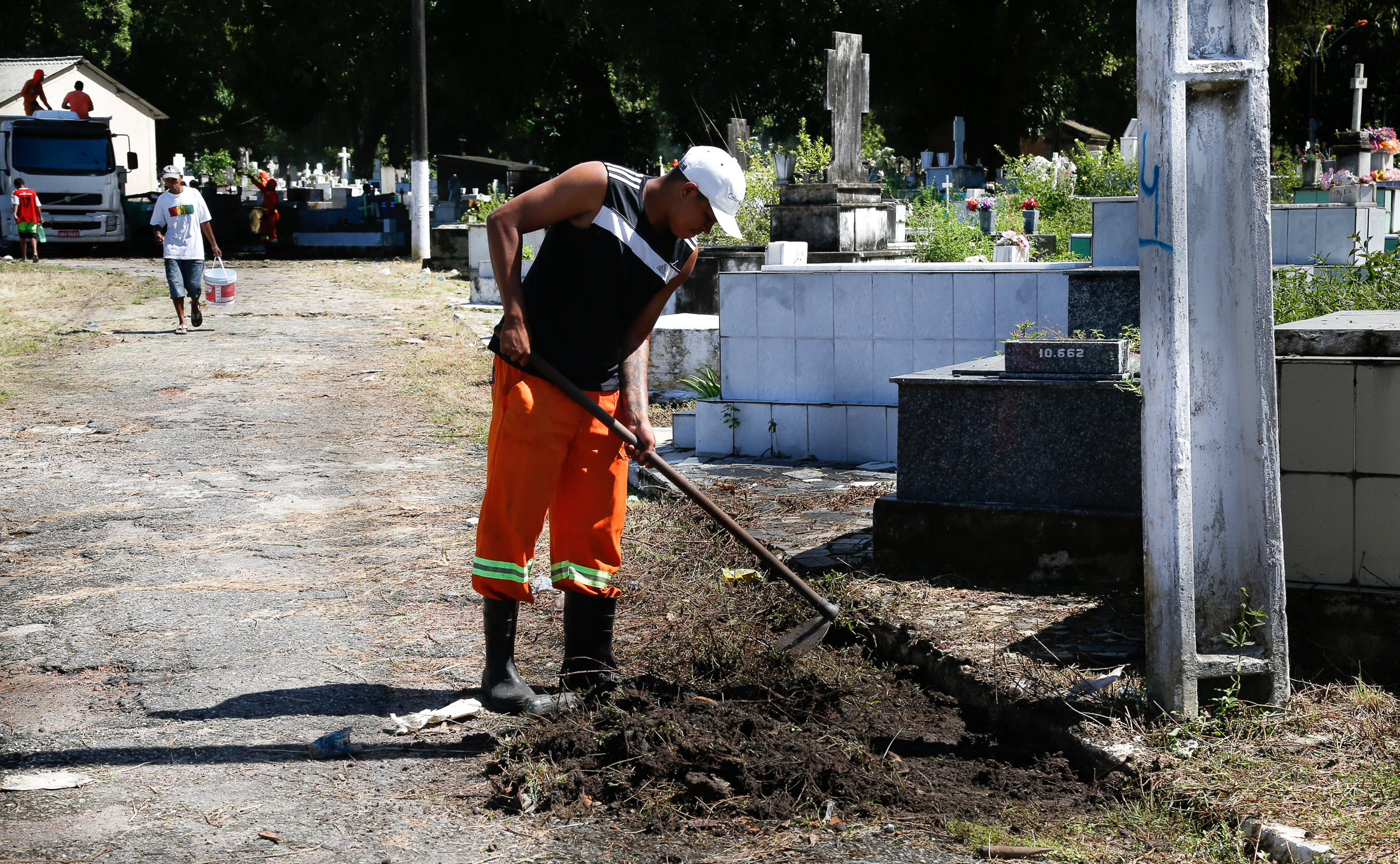 Prefeitura finaliza preparativos nos cemitérios para as visitas do Dia das Mães