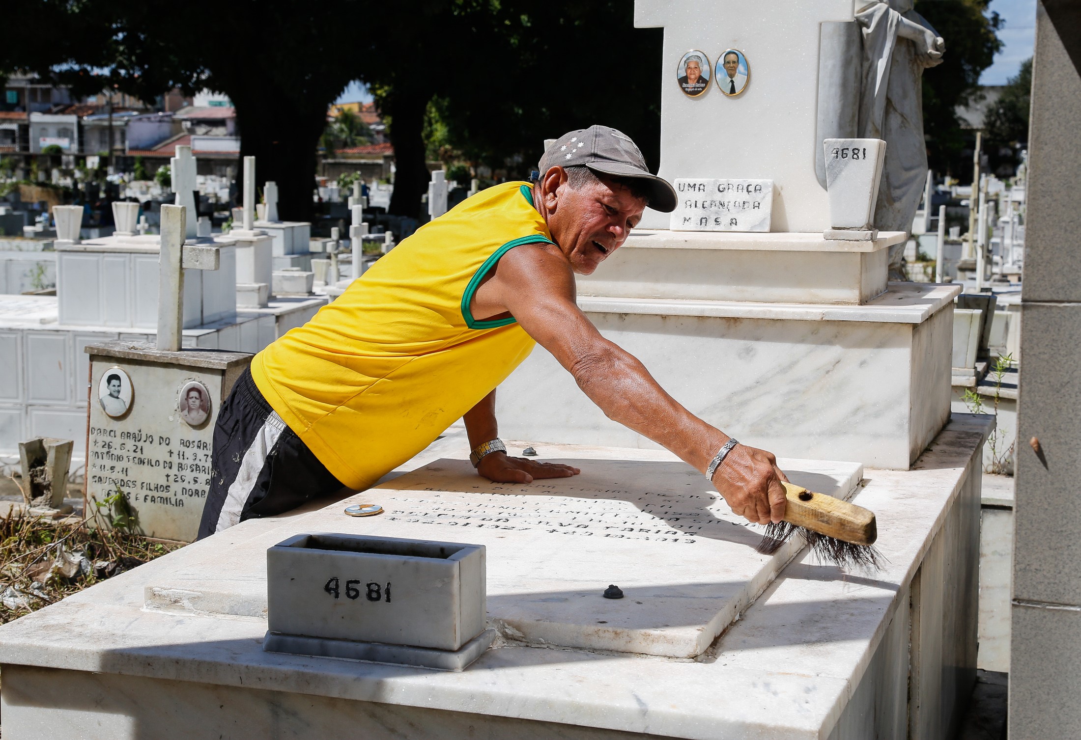 Cemitérios recebem mutirão de limpeza para o Dia das Mães