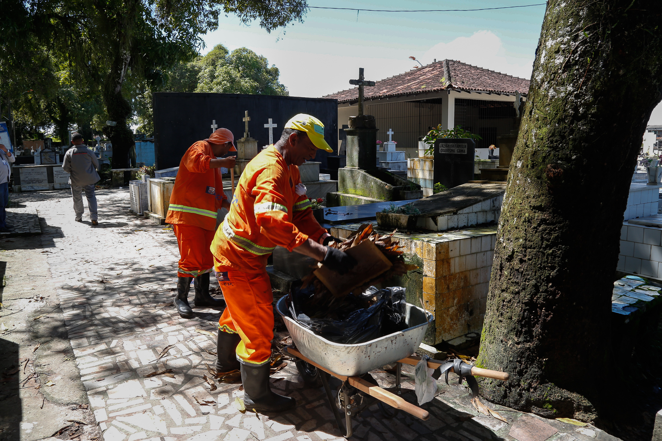 Prefeitura finaliza preparativos nos cemitérios para as visitas do Dia das Mães