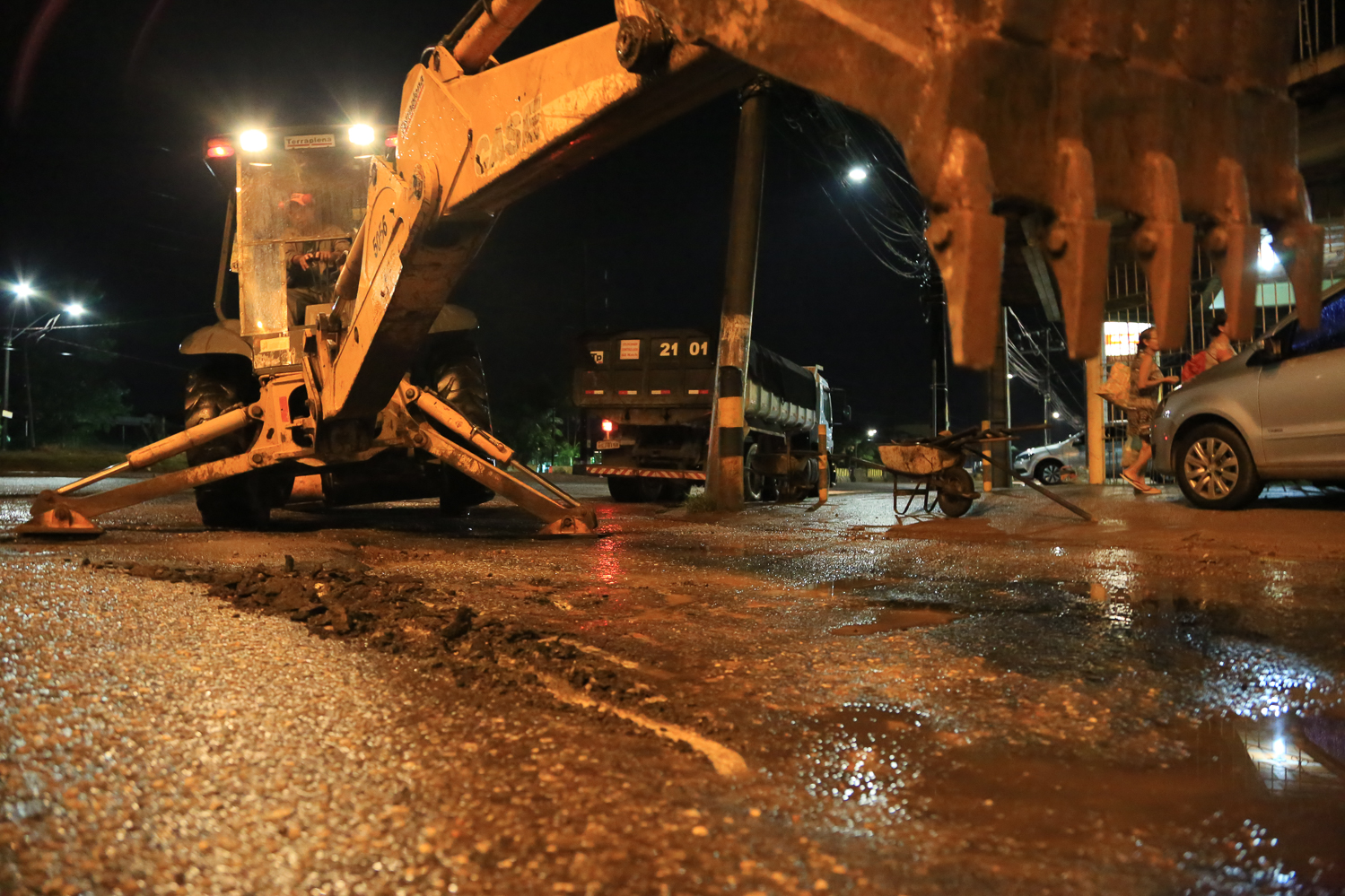 Frentes de trabalho noturnas recuperam asfalto da avenida Augusto Montenegro