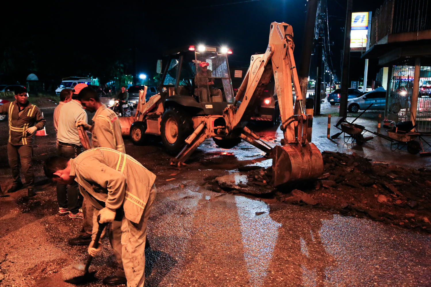Frentes de trabalho noturnas recuperam asfalto da avenida Augusto Montenegro