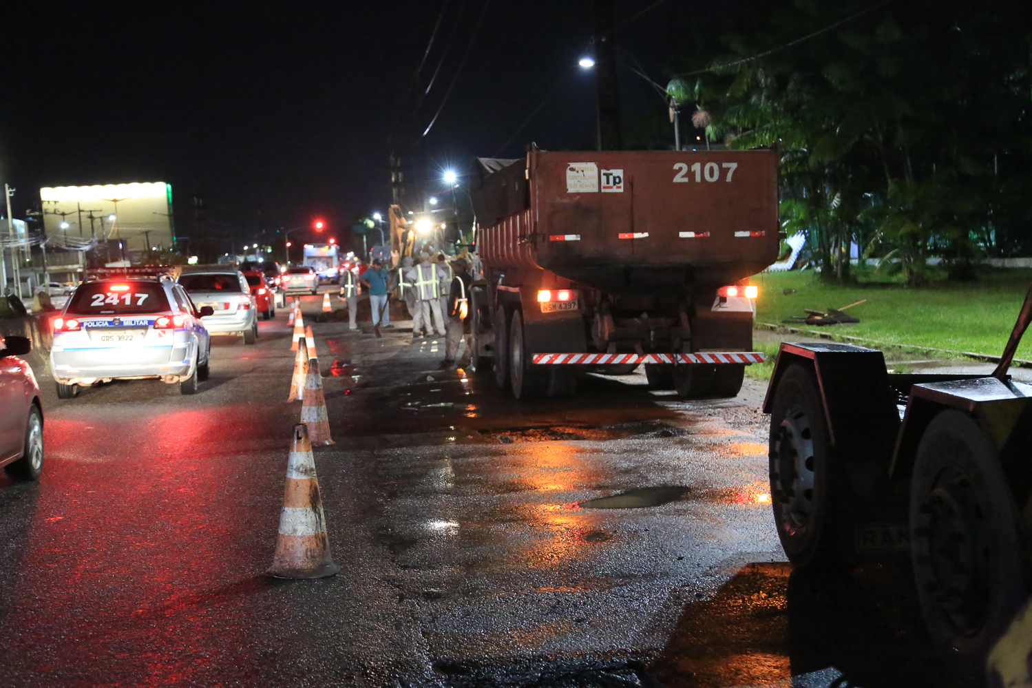 Frentes de trabalho noturnas recuperam asfalto da avenida Augusto Montenegro