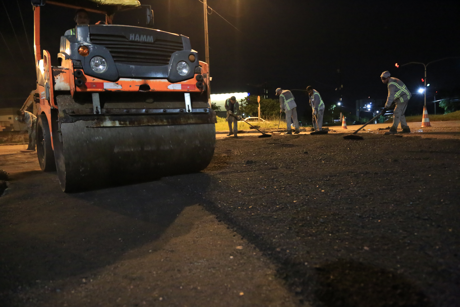 Frentes de trabalho noturnas recuperam asfalto da avenida Augusto Montenegro