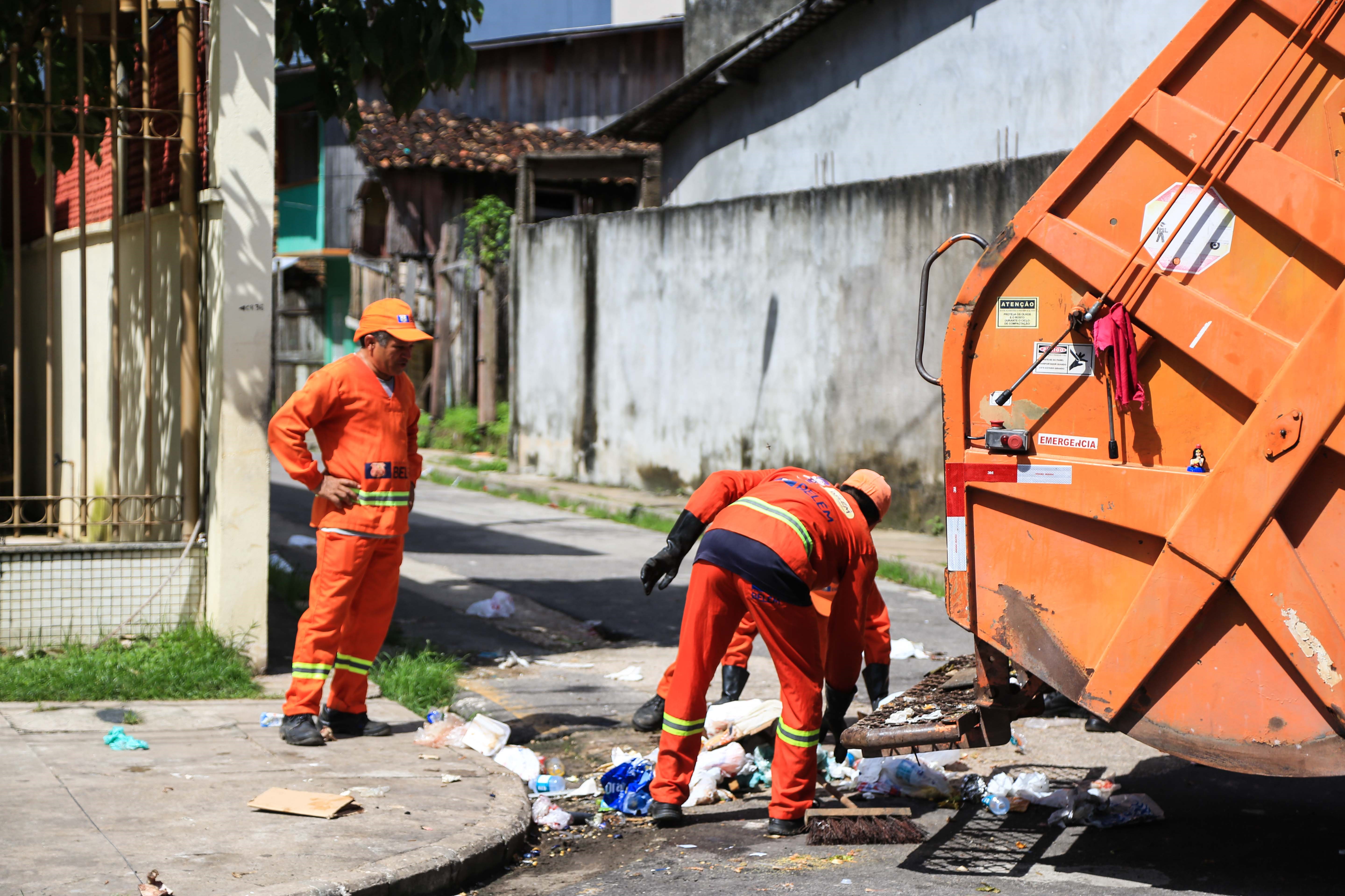 Dia do Gari: eles percorrem 20 quilômetros e recolhem quase duas mil toneladas de lixo por dia