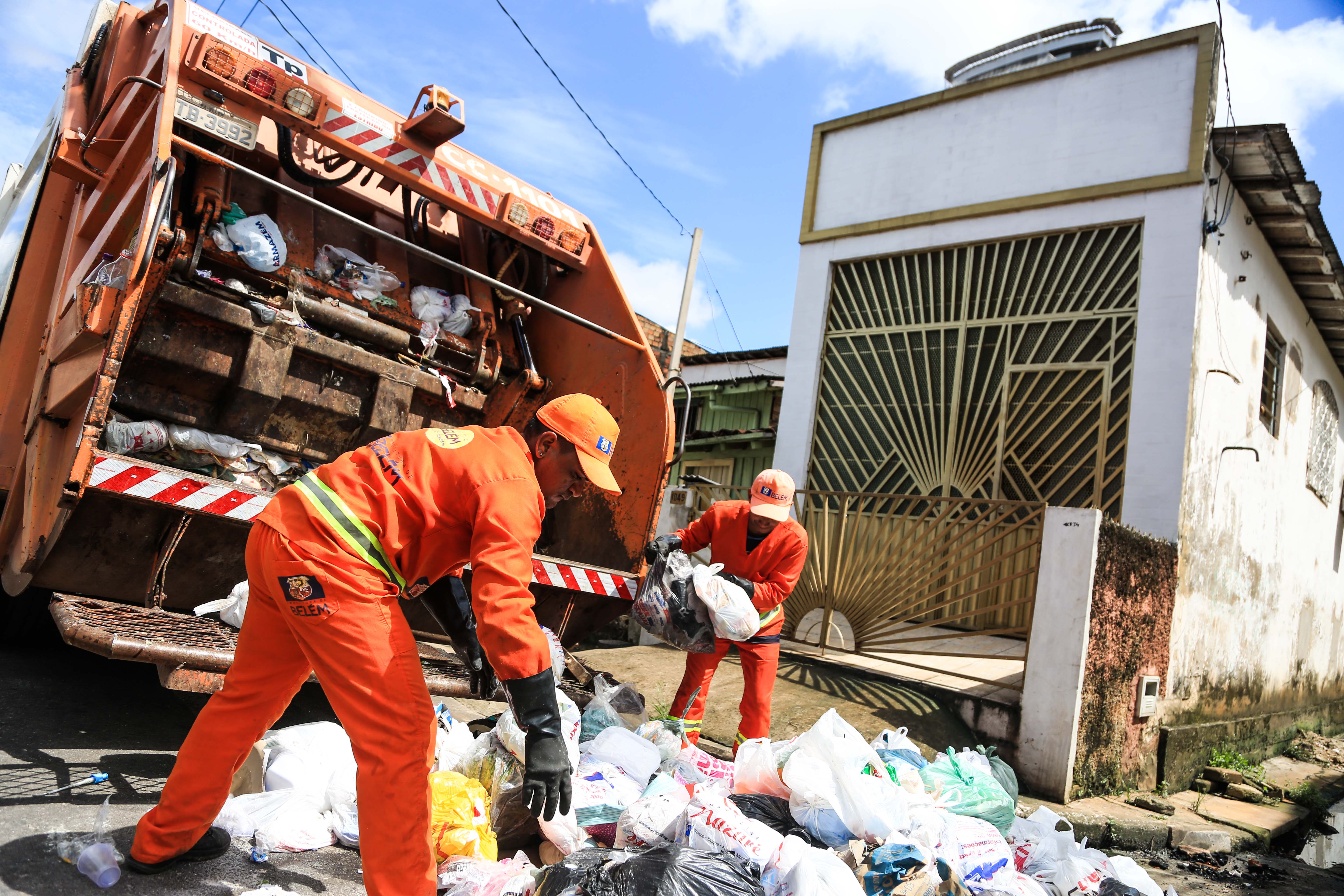 Dia do Gari: eles percorrem 20 quilômetros e recolhem quase duas mil toneladas de lixo por dia