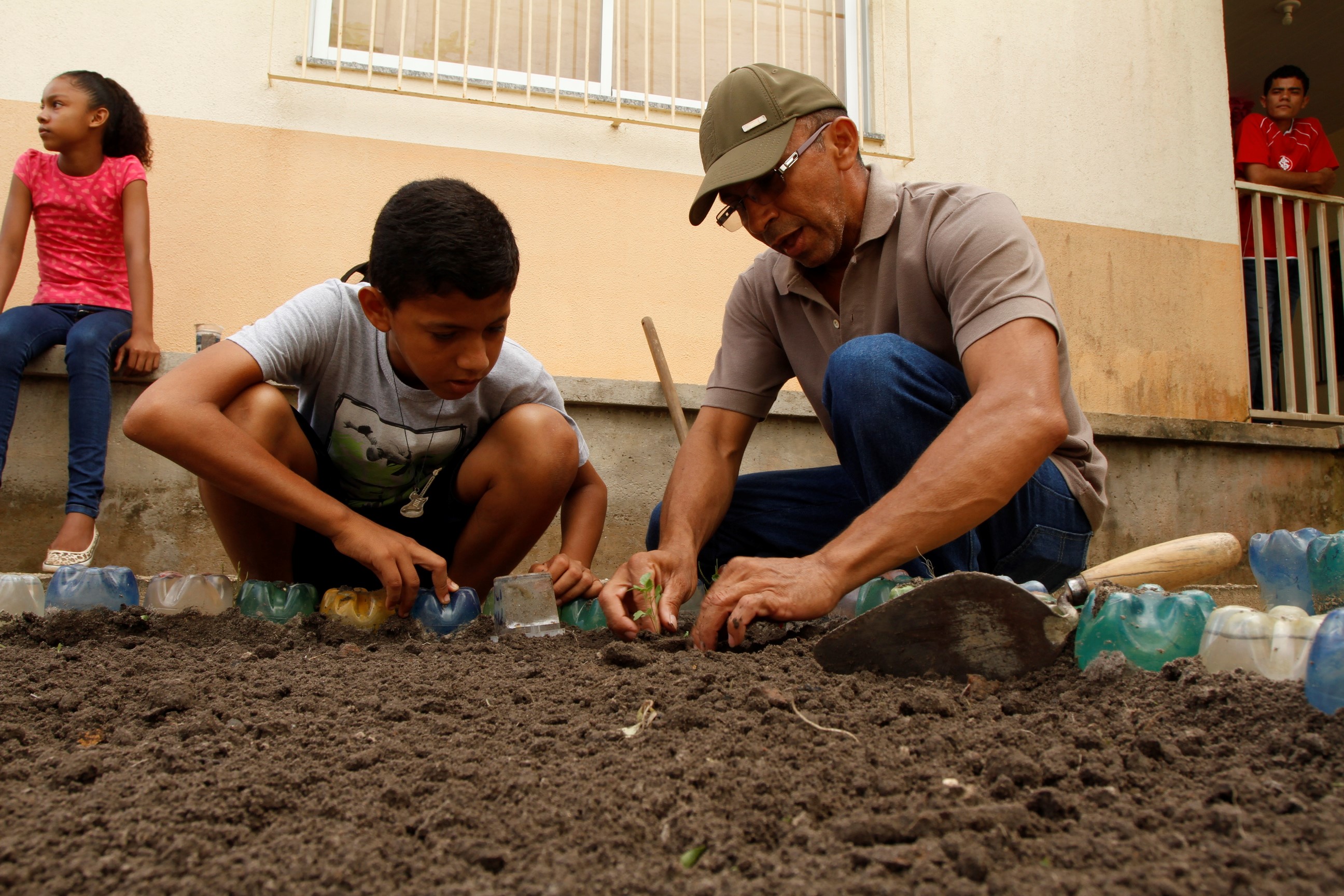 Projeto Educando com a Horta Escolar é lançado em escola de Outeiro