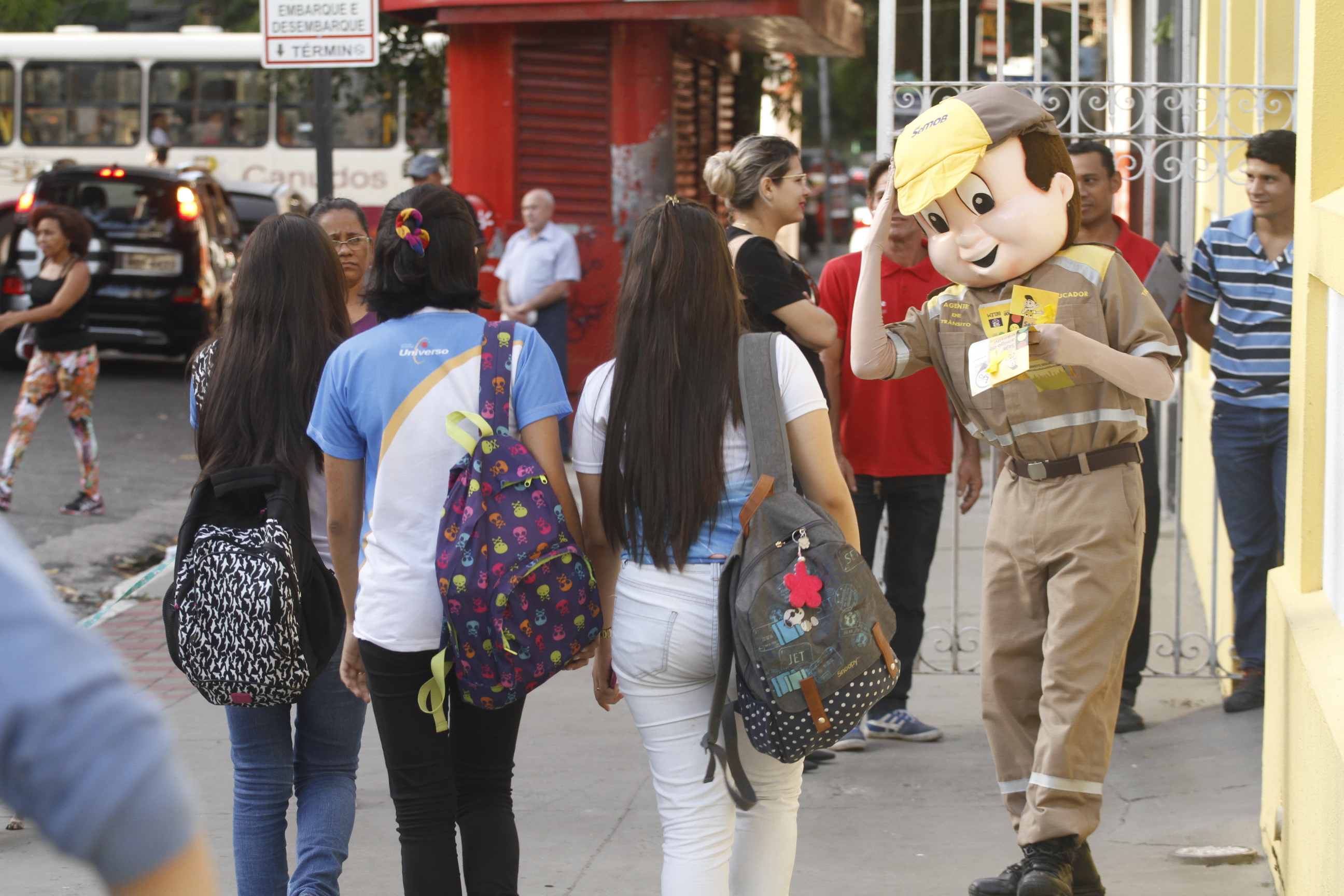 Ação aborda irregularidades de trânsito no entorno de escola