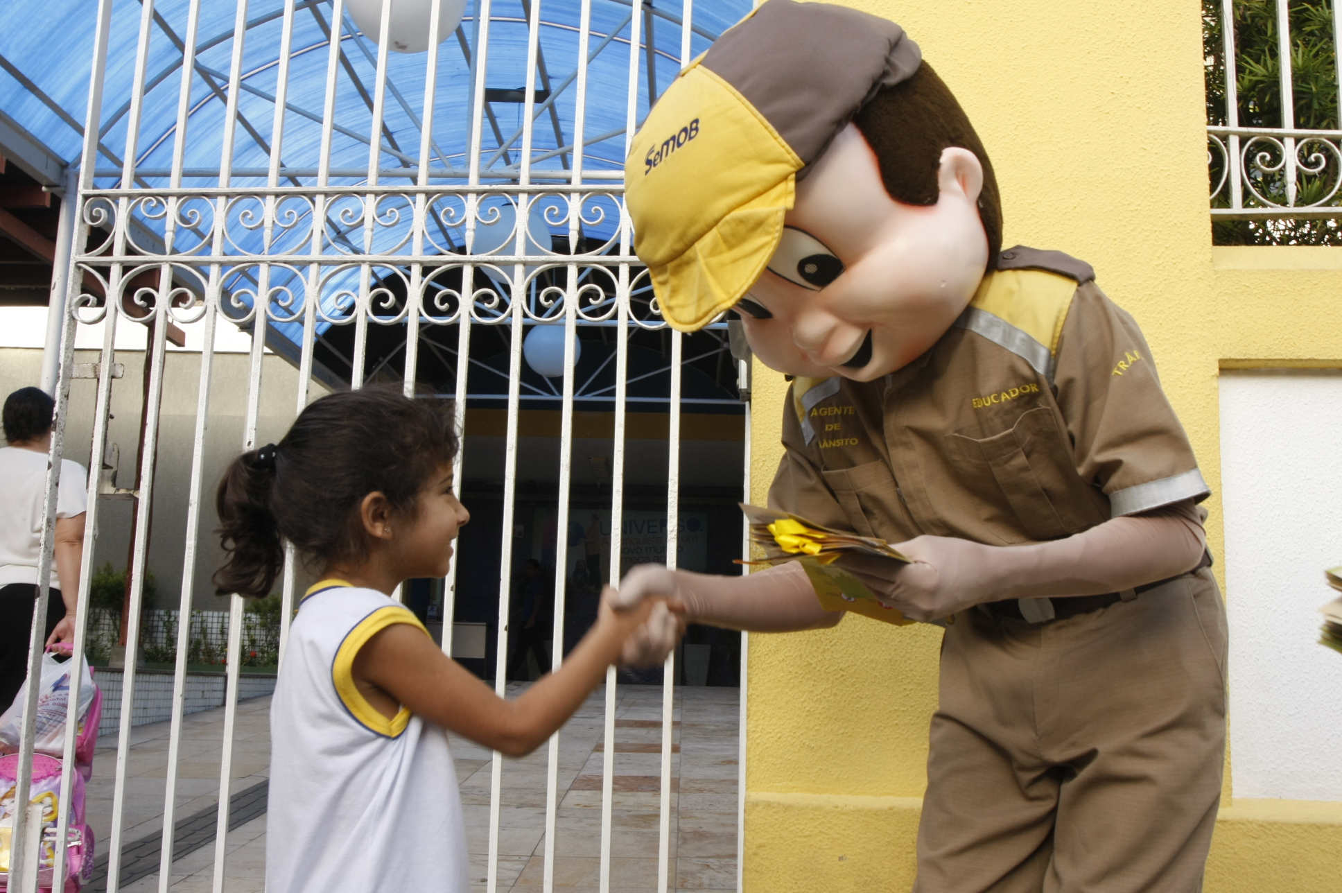 Ação aborda irregularidades de trânsito no entorno de escola