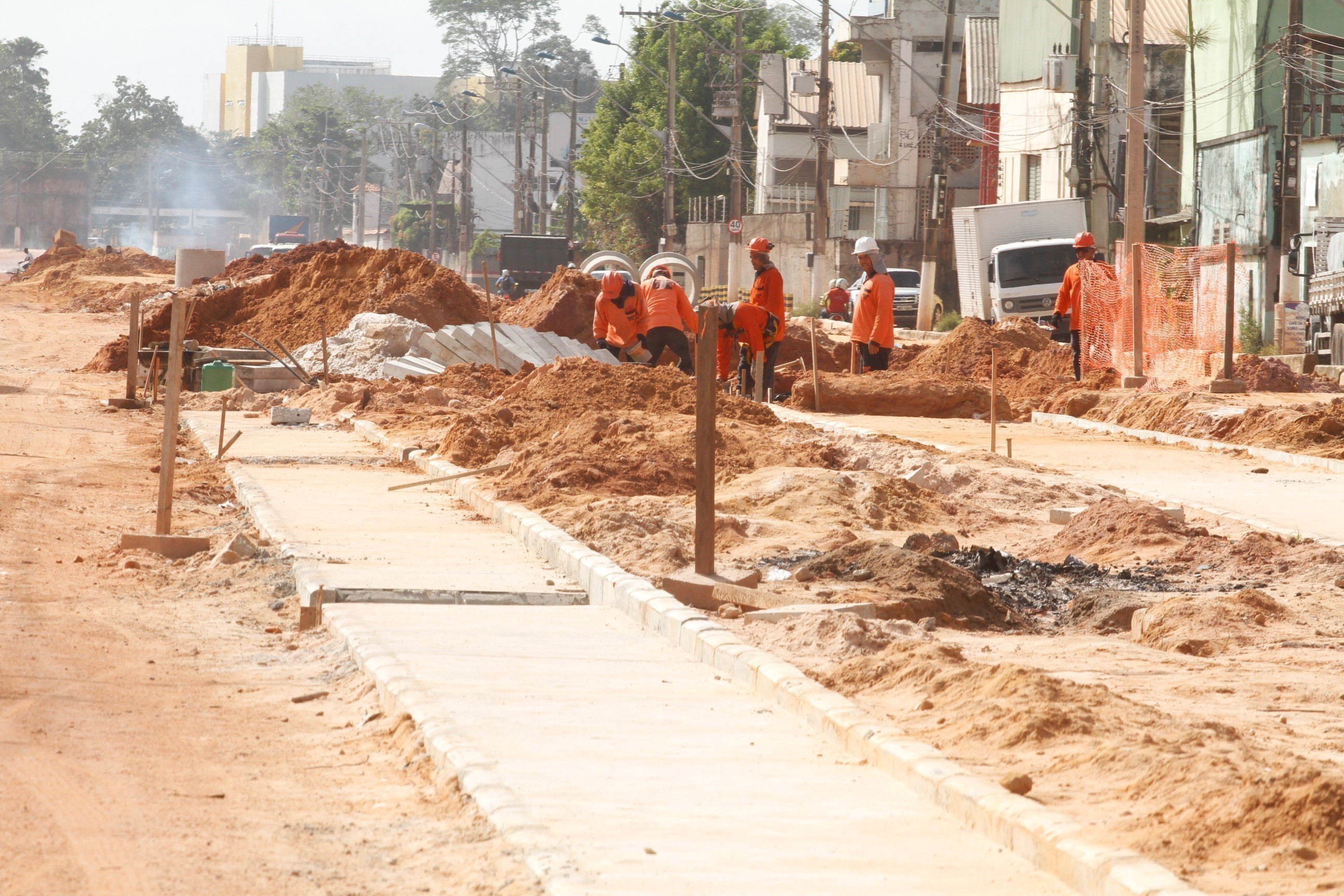 Moradores vistoriam obras de macrodrenagem na avenida Bernardo Sayão
