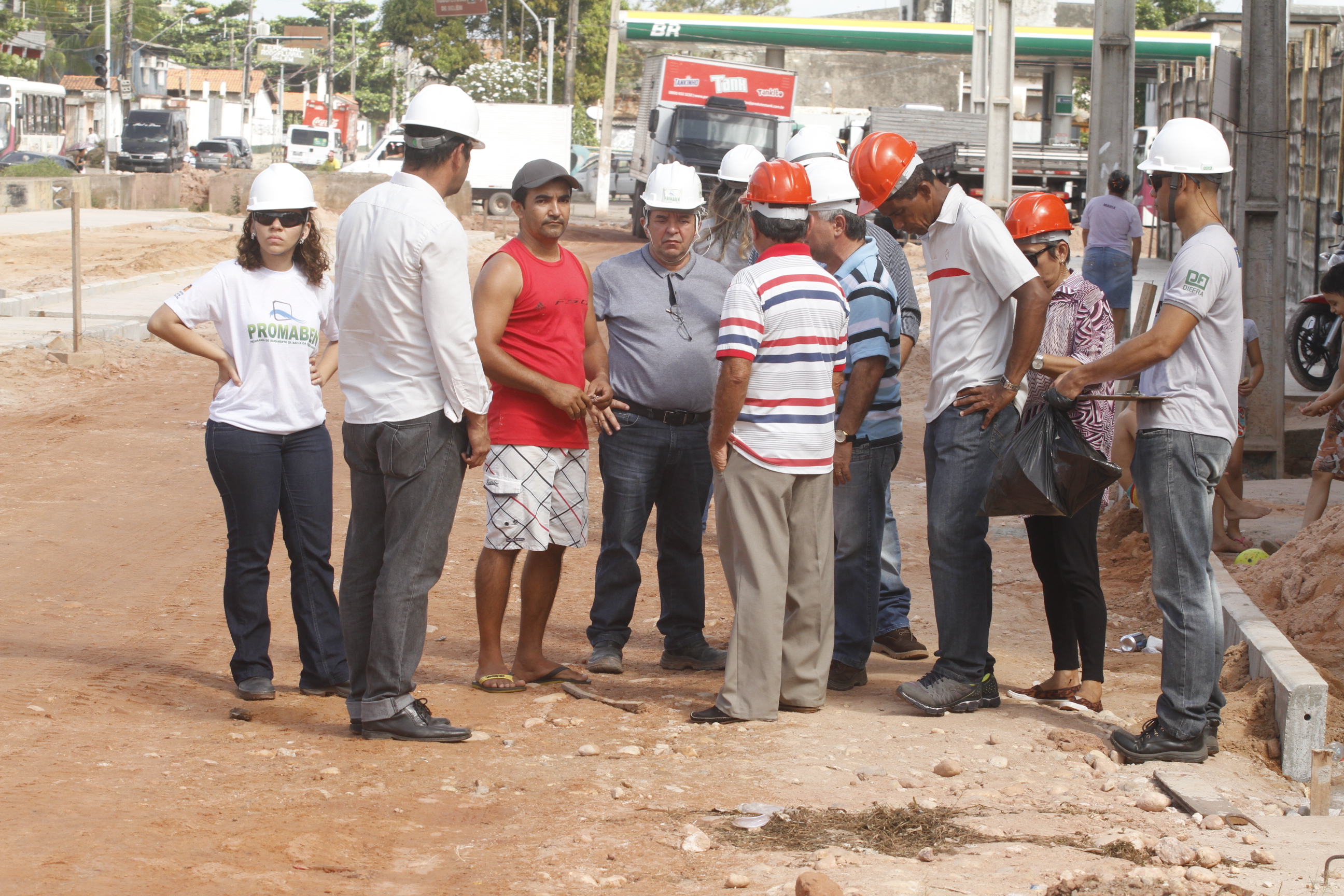 Moradores vistoriam obras de macrodrenagem na avenida Bernardo Sayão