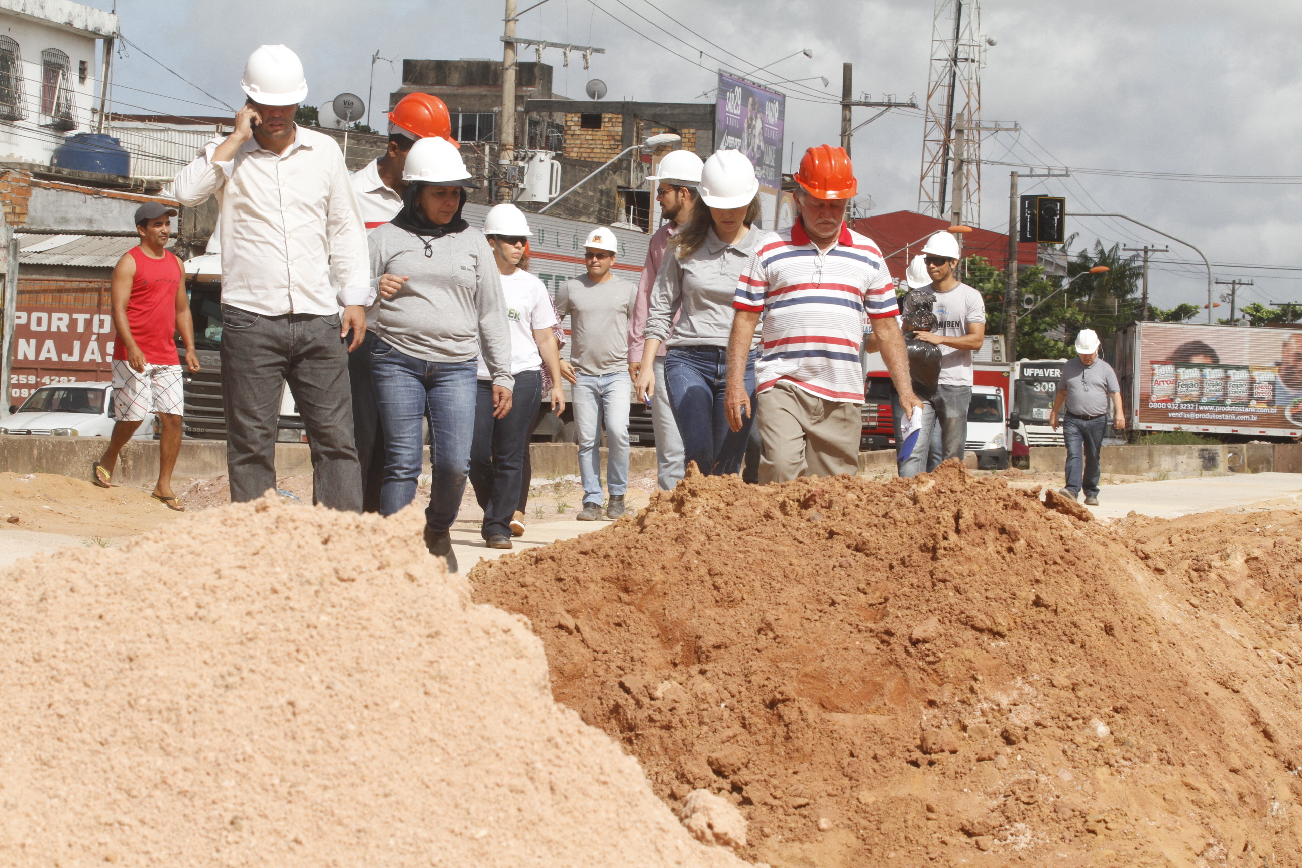 Moradores vistoriam obras de macrodrenagem na avenida Bernardo Sayão