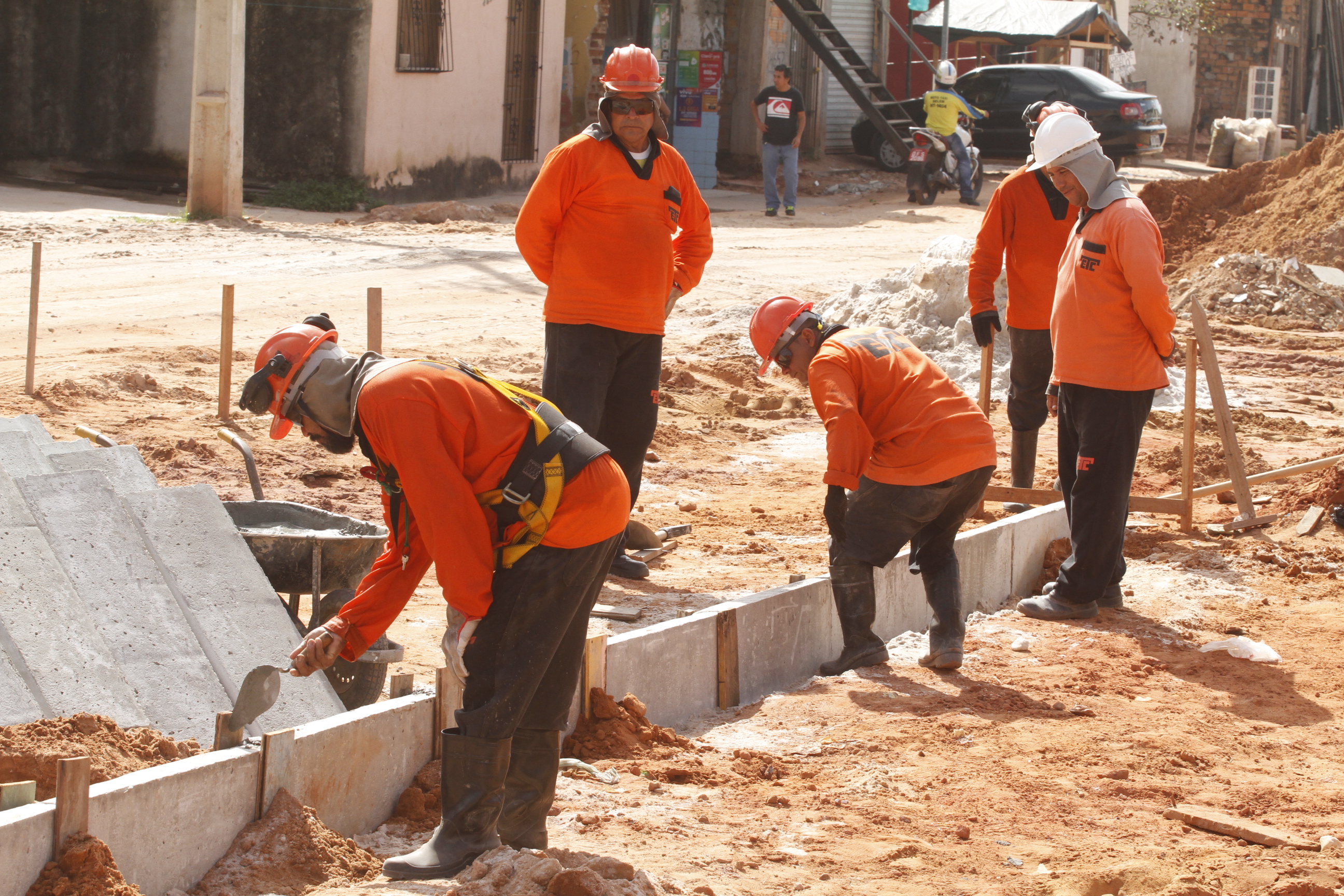 Moradores vistoriam obras de macrodrenagem na avenida Bernardo Sayão