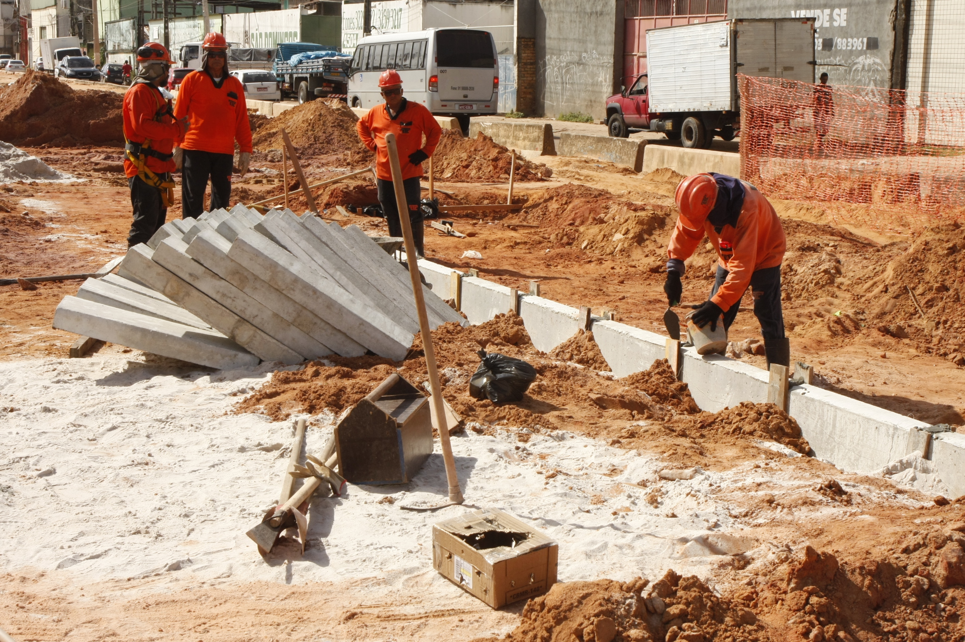 Moradores vistoriam obras de macrodrenagem na avenida Bernardo Sayão