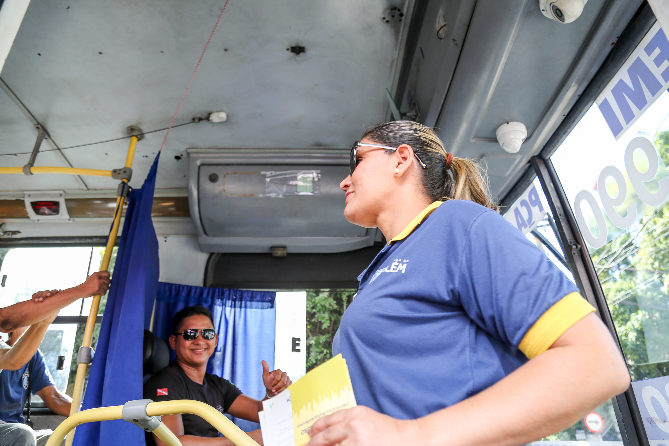 Rodoviários e usuários de ônibus recebem orientações de segurança no trânsito