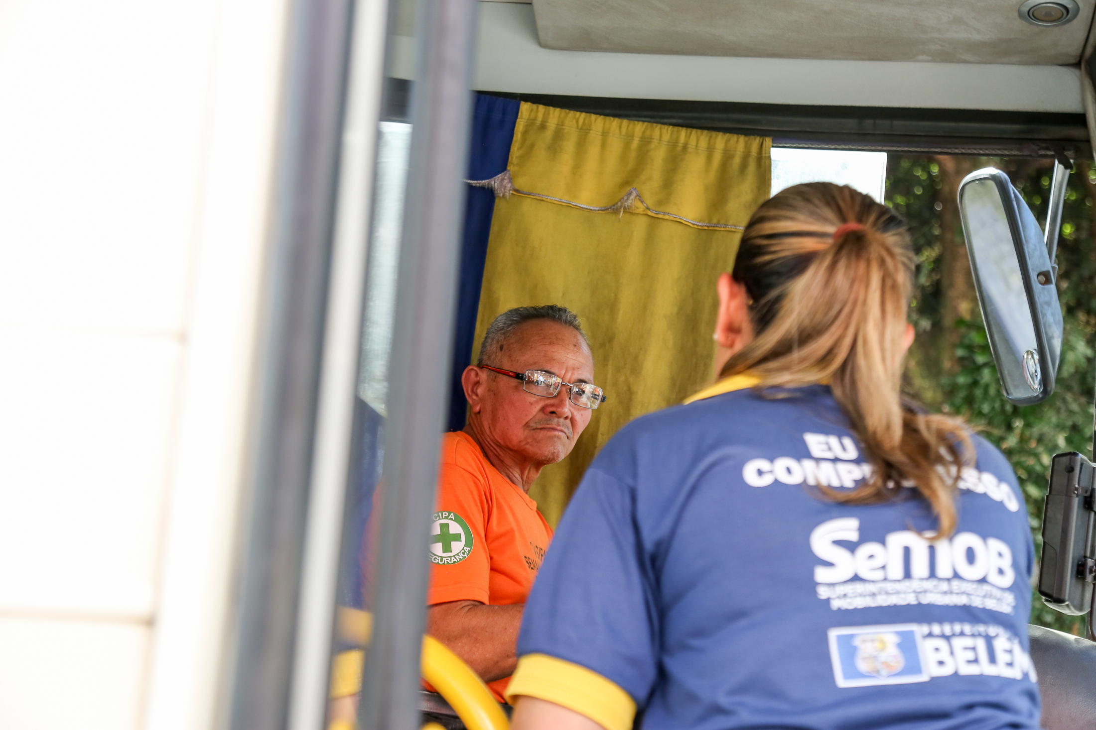 Rodoviários e usuários de ônibus recebem orientações de segurança no trânsito