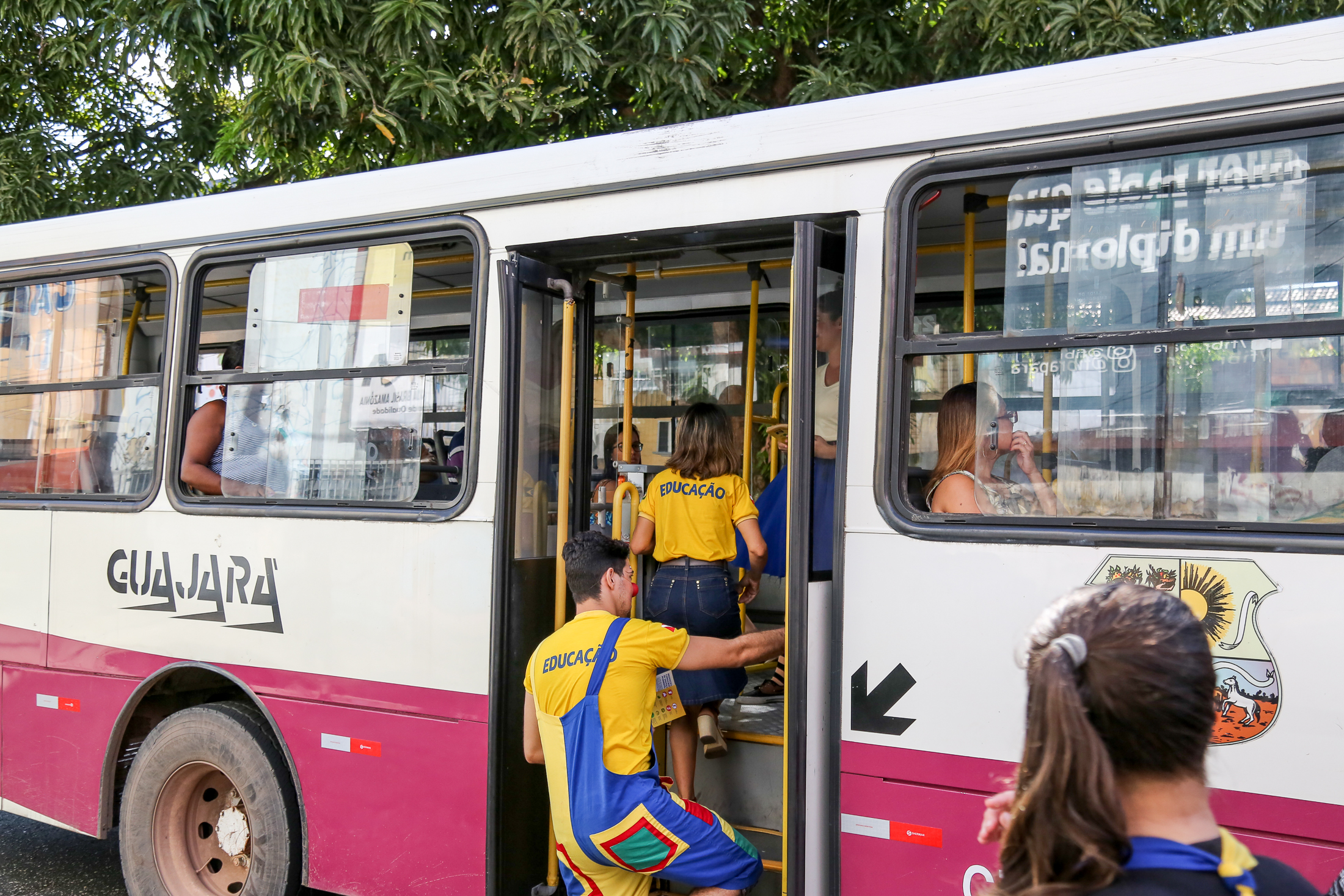 Rodoviários e usuários de ônibus recebem orientações de segurança no trânsito