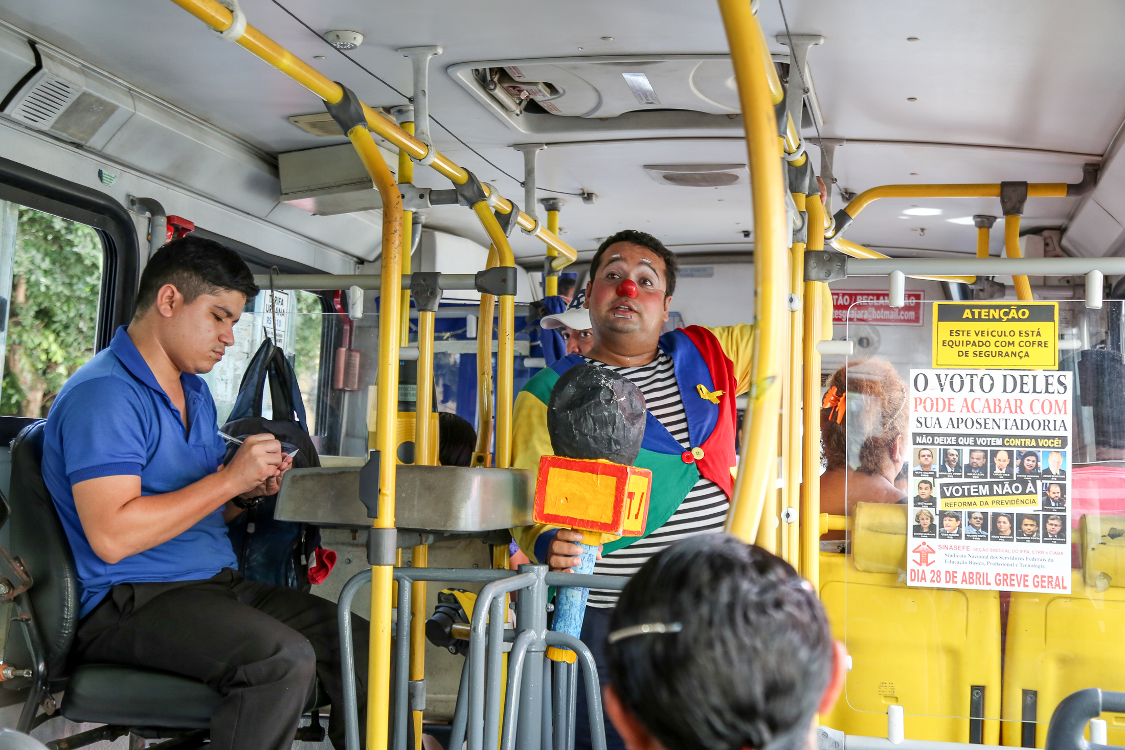 Rodoviários e usuários de ônibus recebem orientações de segurança no trânsito
