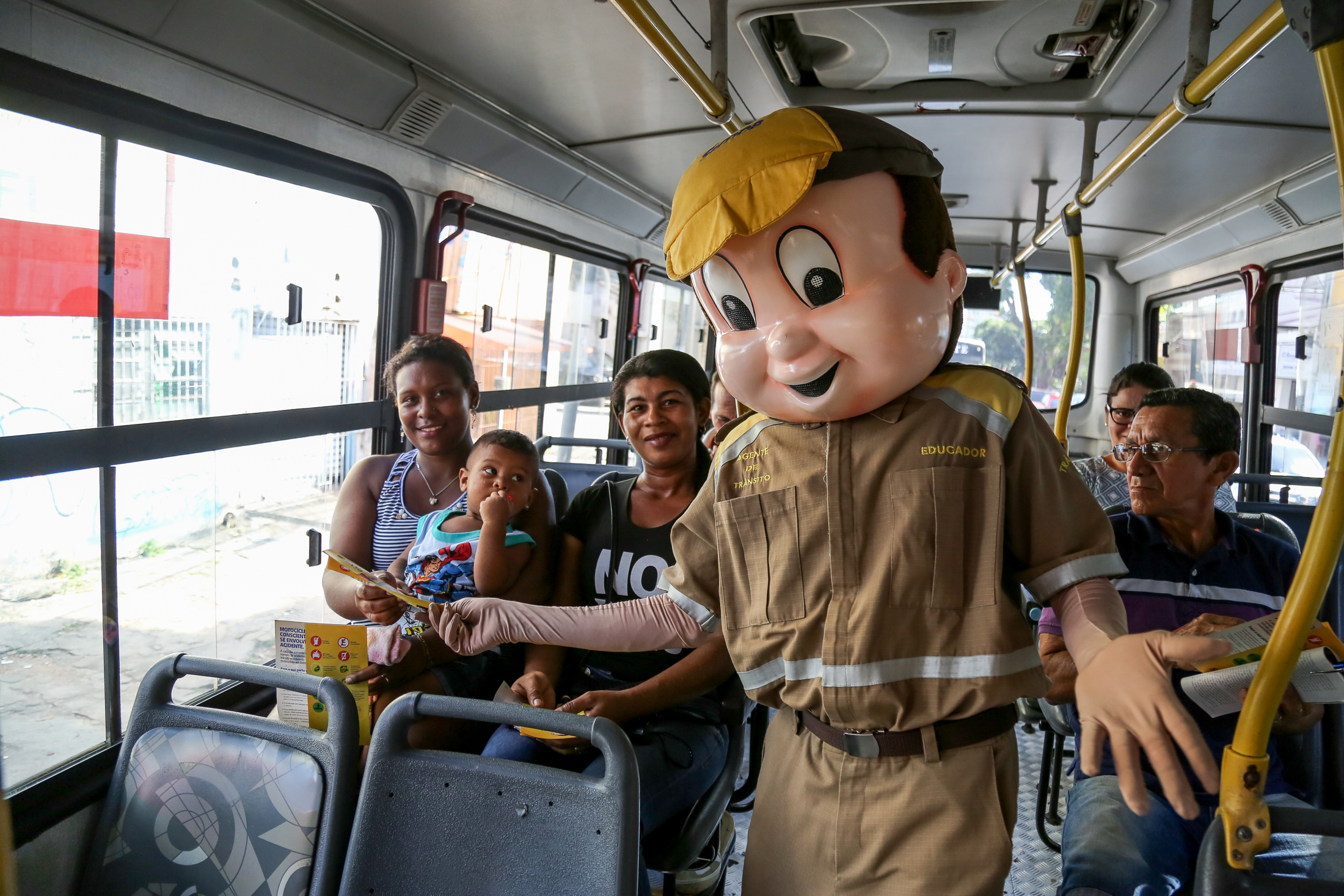 Rodoviários e usuários de ônibus recebem orientações de segurança no trânsito