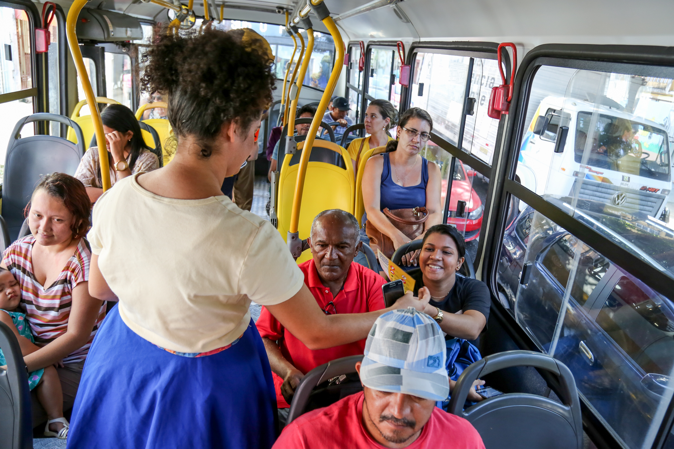 Rodoviários e usuários de ônibus recebem orientações de segurança no trânsito