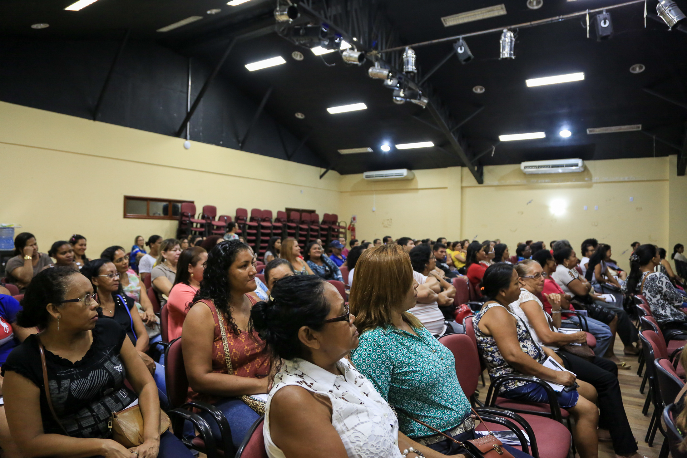 Merendeiras de rede municipal passam por treinamento