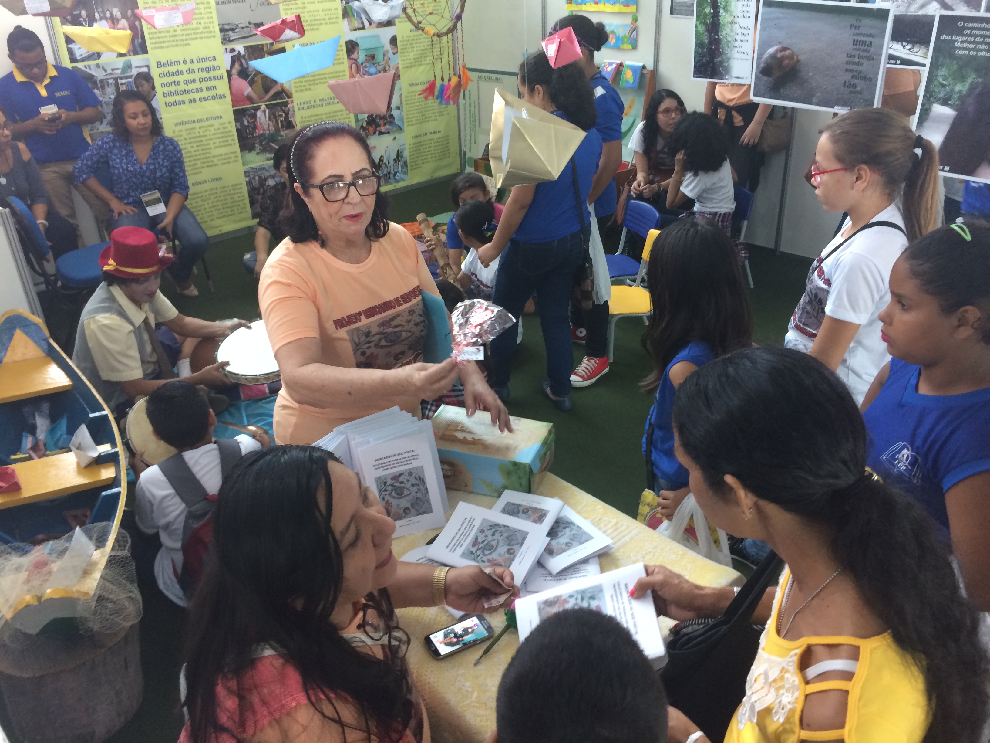 Alunos de Icoaraci lançam livro de poesias na Feira Pan-Amazônica do Livro
