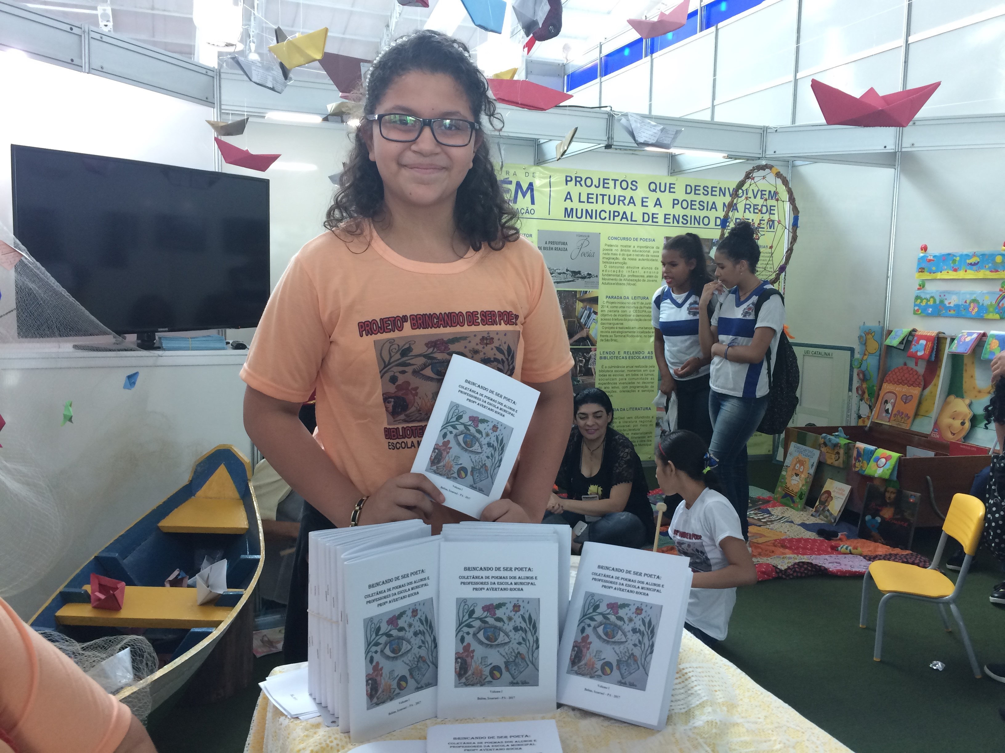 Alunos de Icoaraci lançam livro de poesias na Feira Pan-Amazônica do Livro