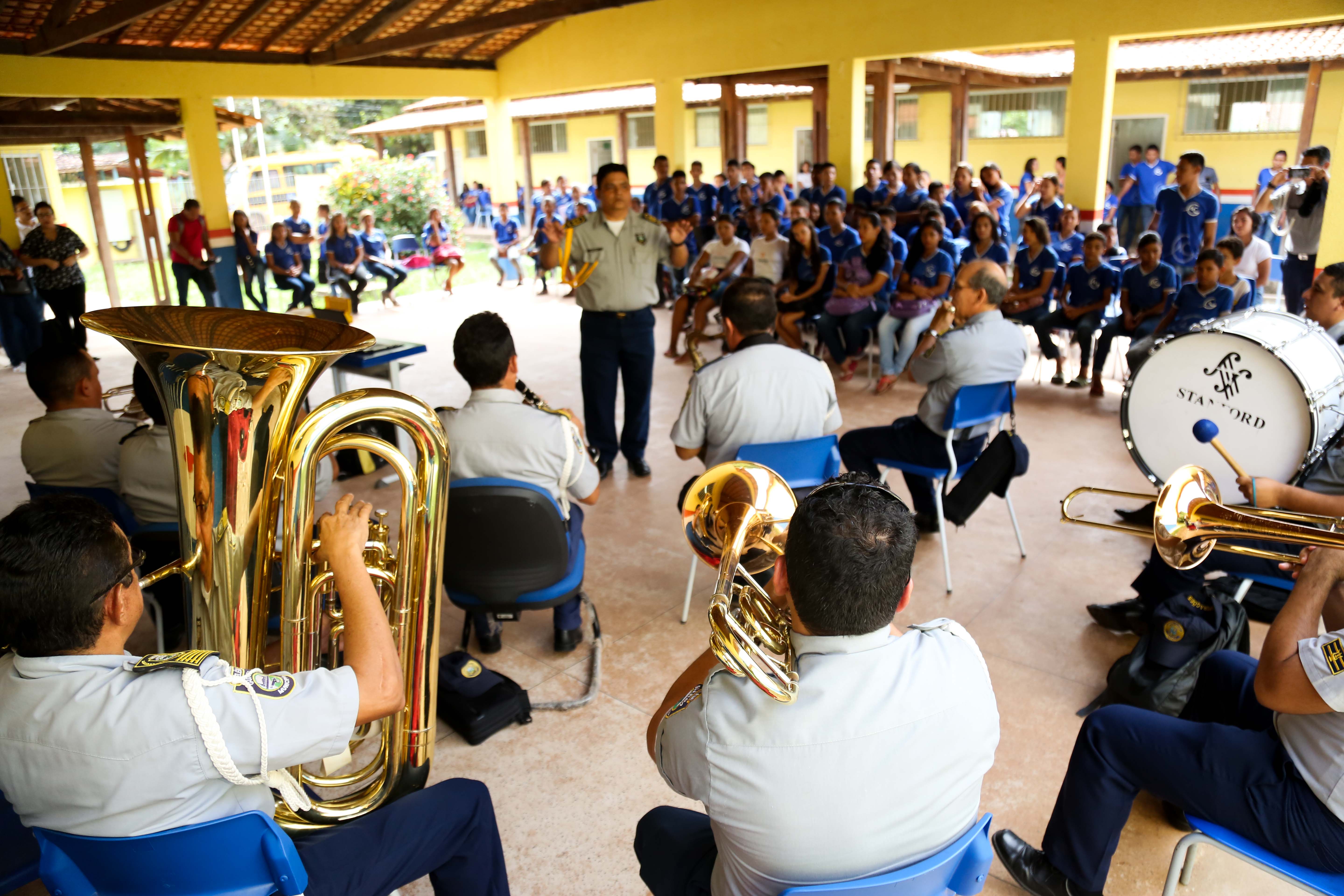 Ação integrada leva atividades culturais e serviços para escola de Cotijuba