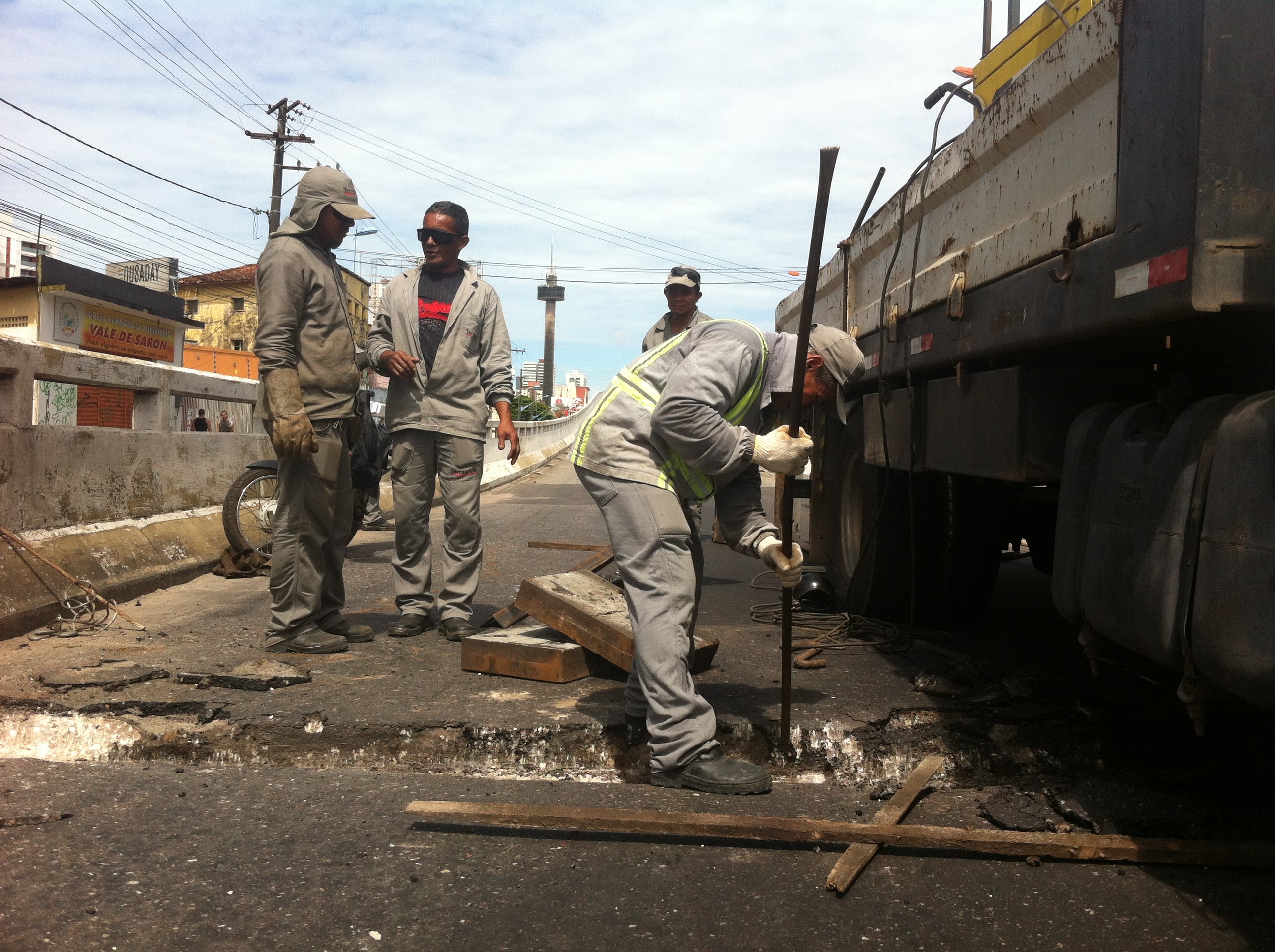 Elevado da avenida Dr. Freitas passa por manutenção emergencial