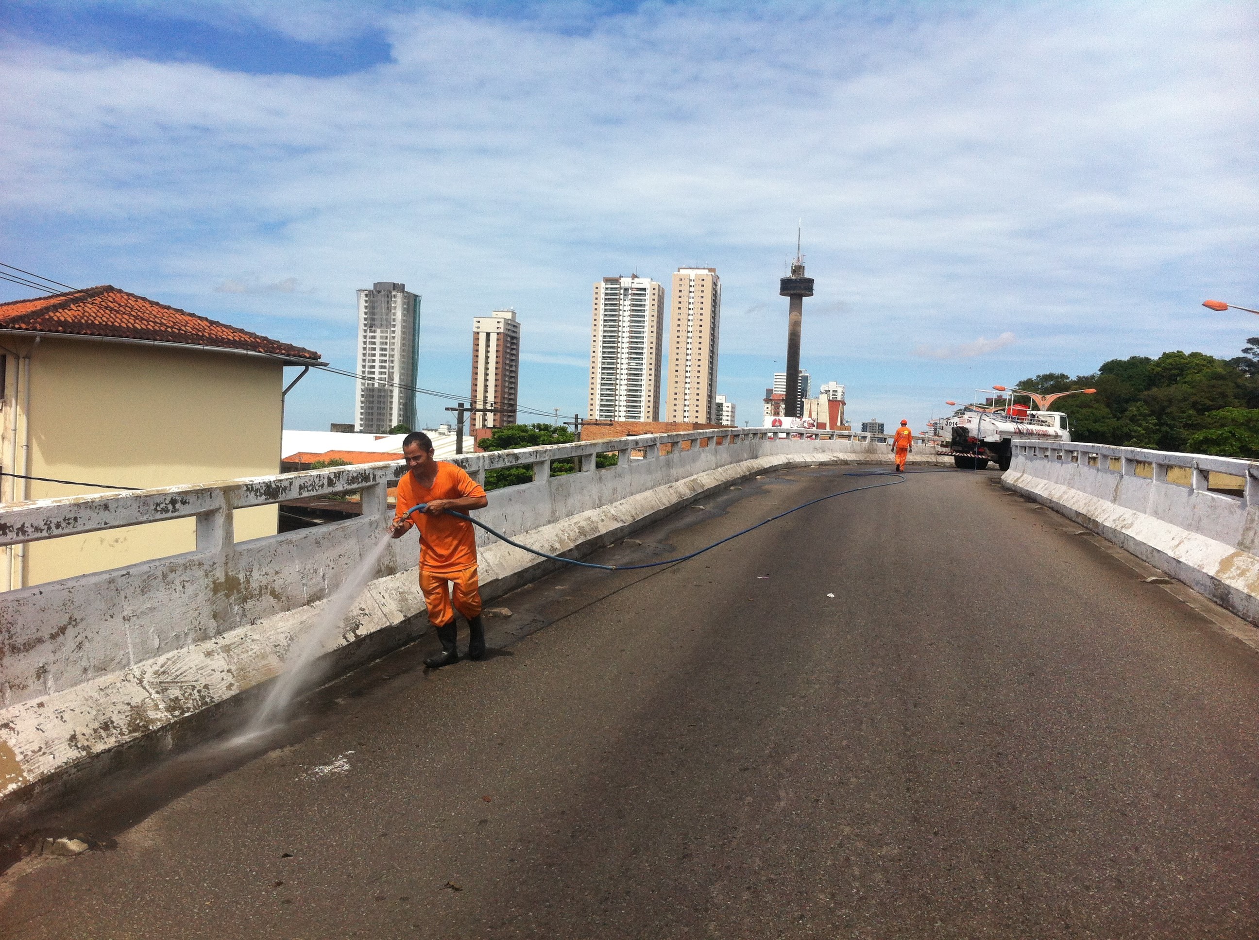 Elevado da avenida Dr. Freitas passa por manutenção emergencial