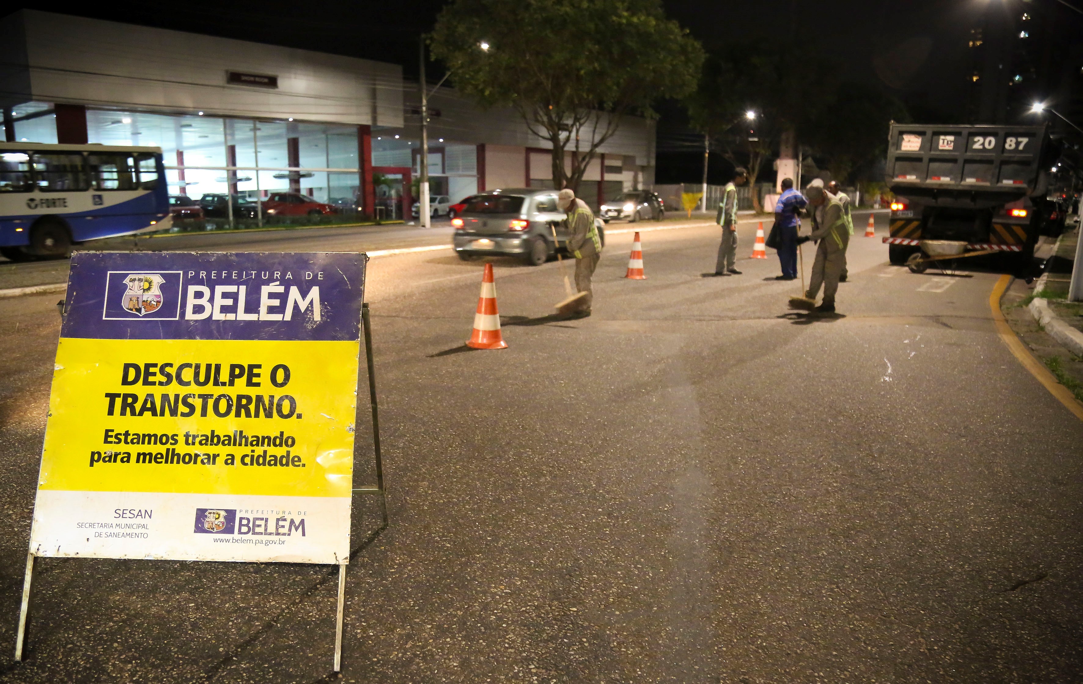 Com trabalho noturno, Prefeitura avança na recuperação de vias