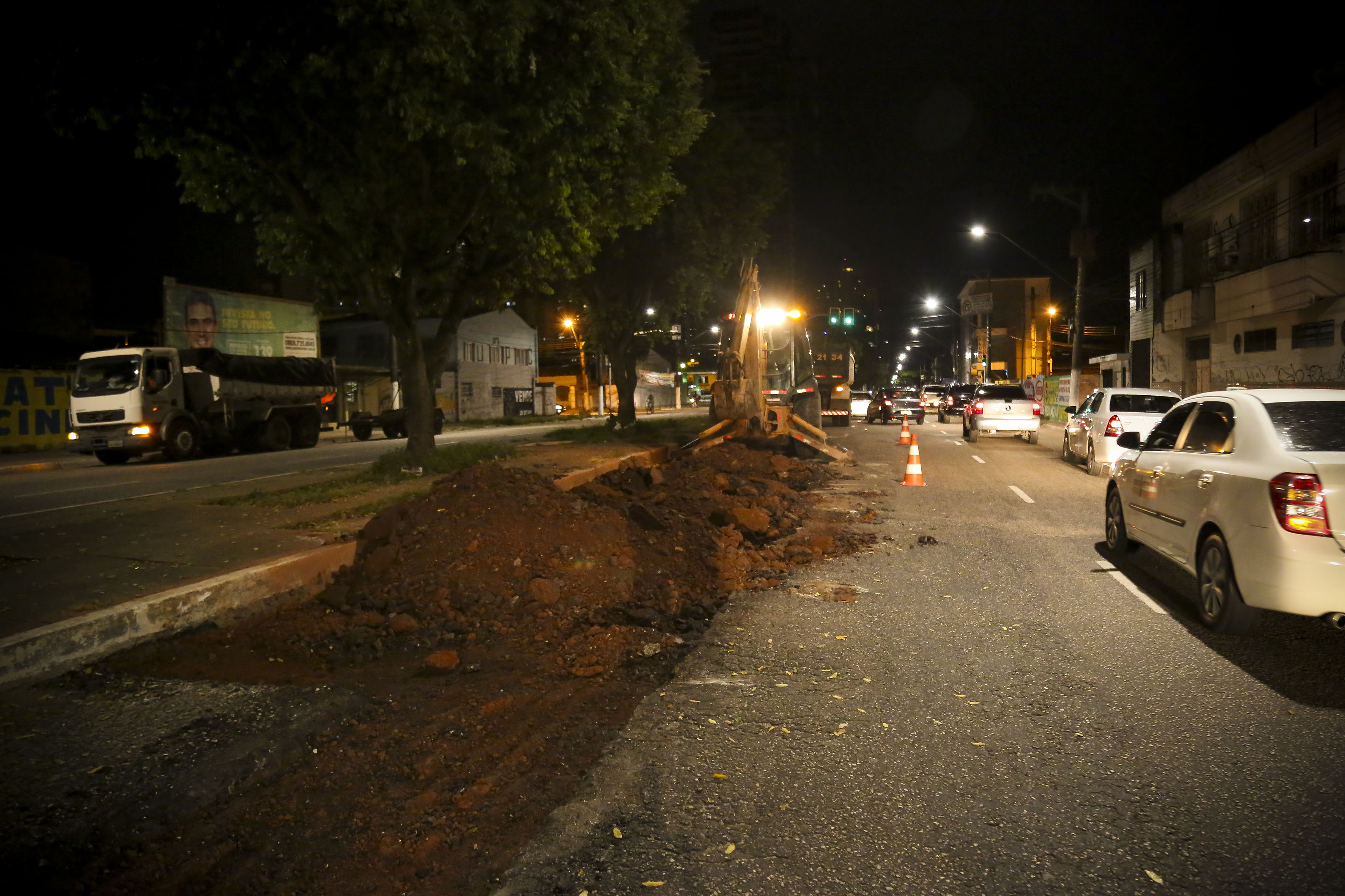 Com trabalho noturno, Prefeitura avança na recuperação de vias