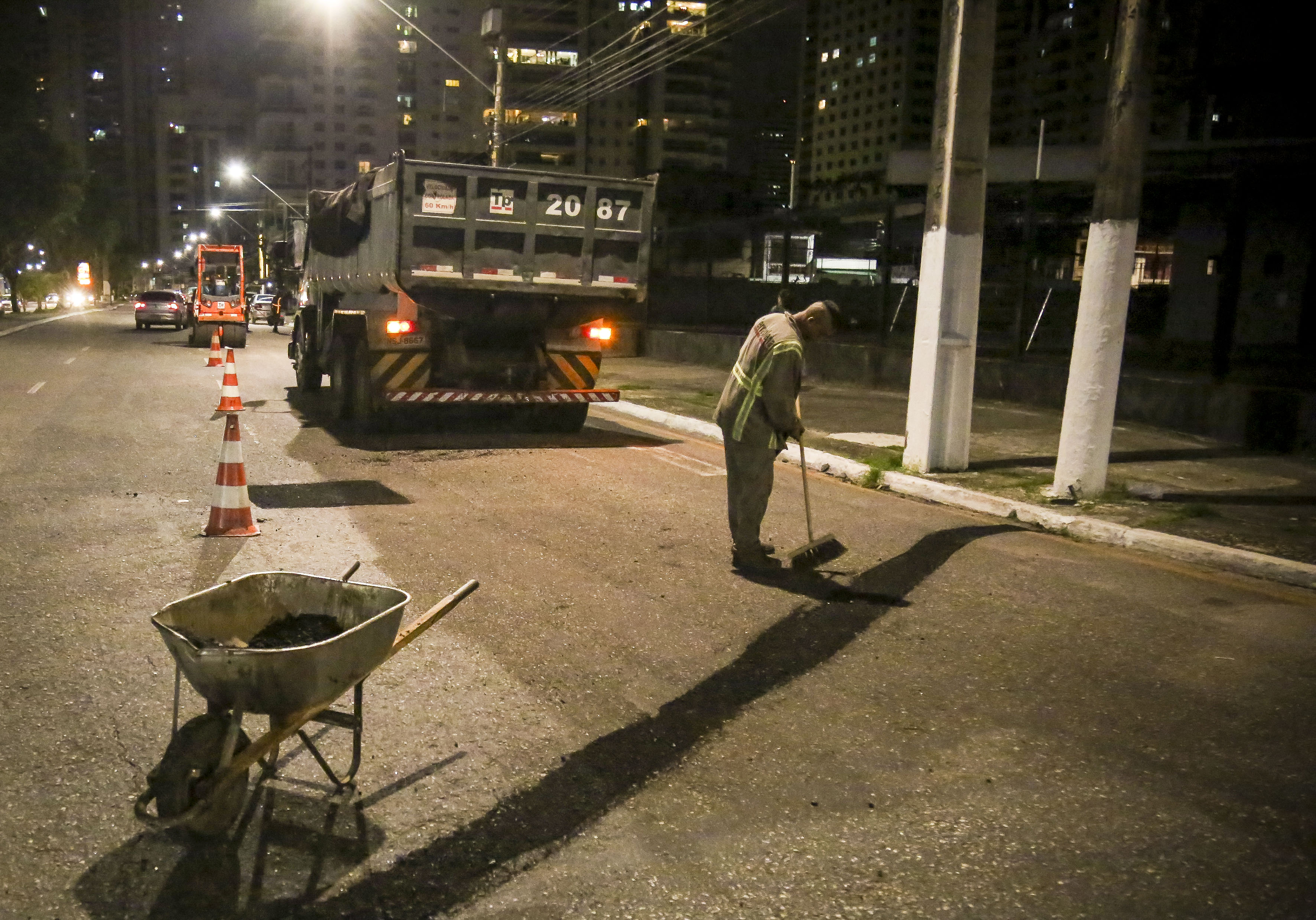 Com trabalho noturno, Prefeitura avança na recuperação de vias