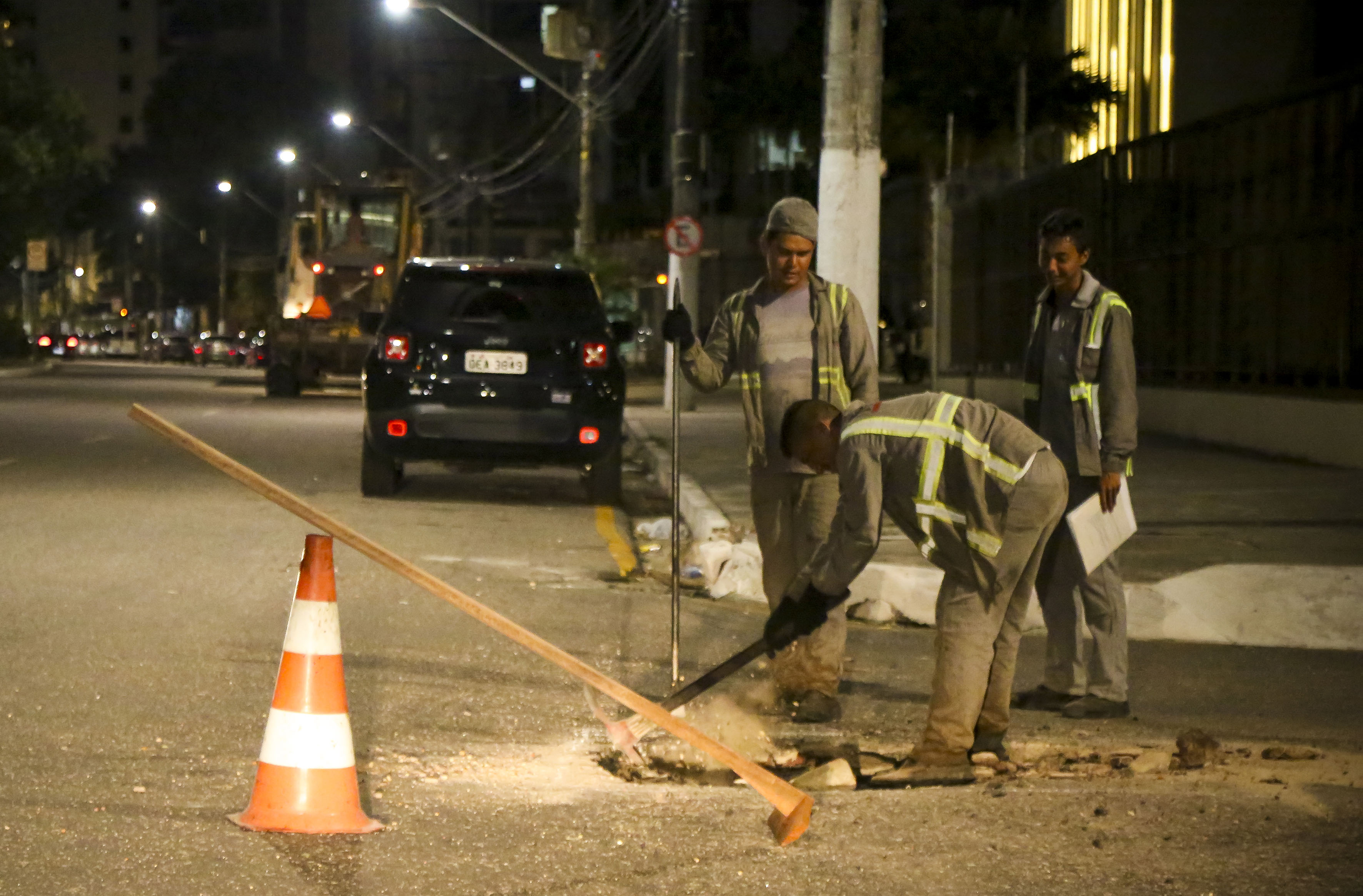 Com trabalho noturno, Prefeitura avança na recuperação de vias