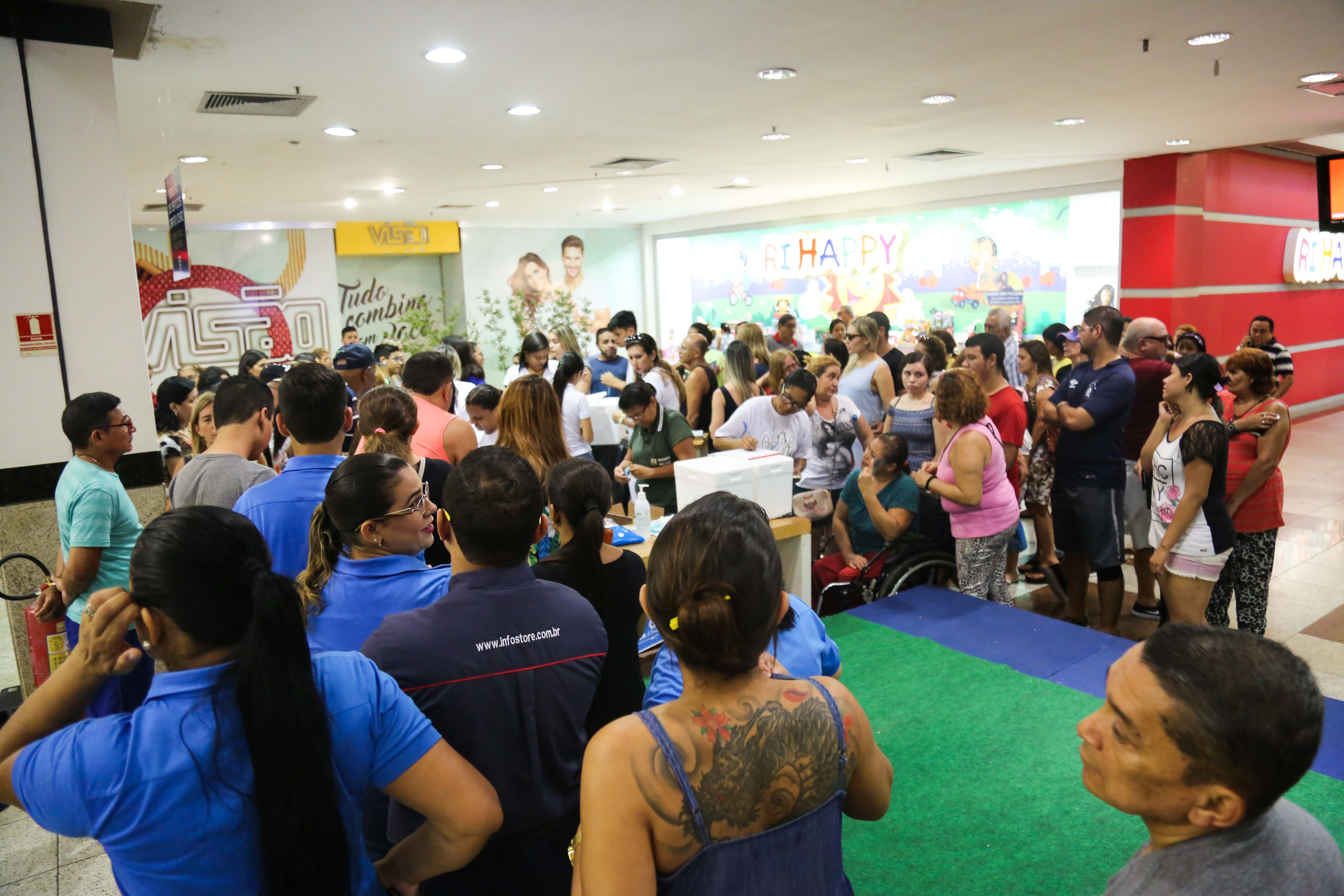 Vacinação nos shoppings de Belém imuniza população contra caxumba e gripe
