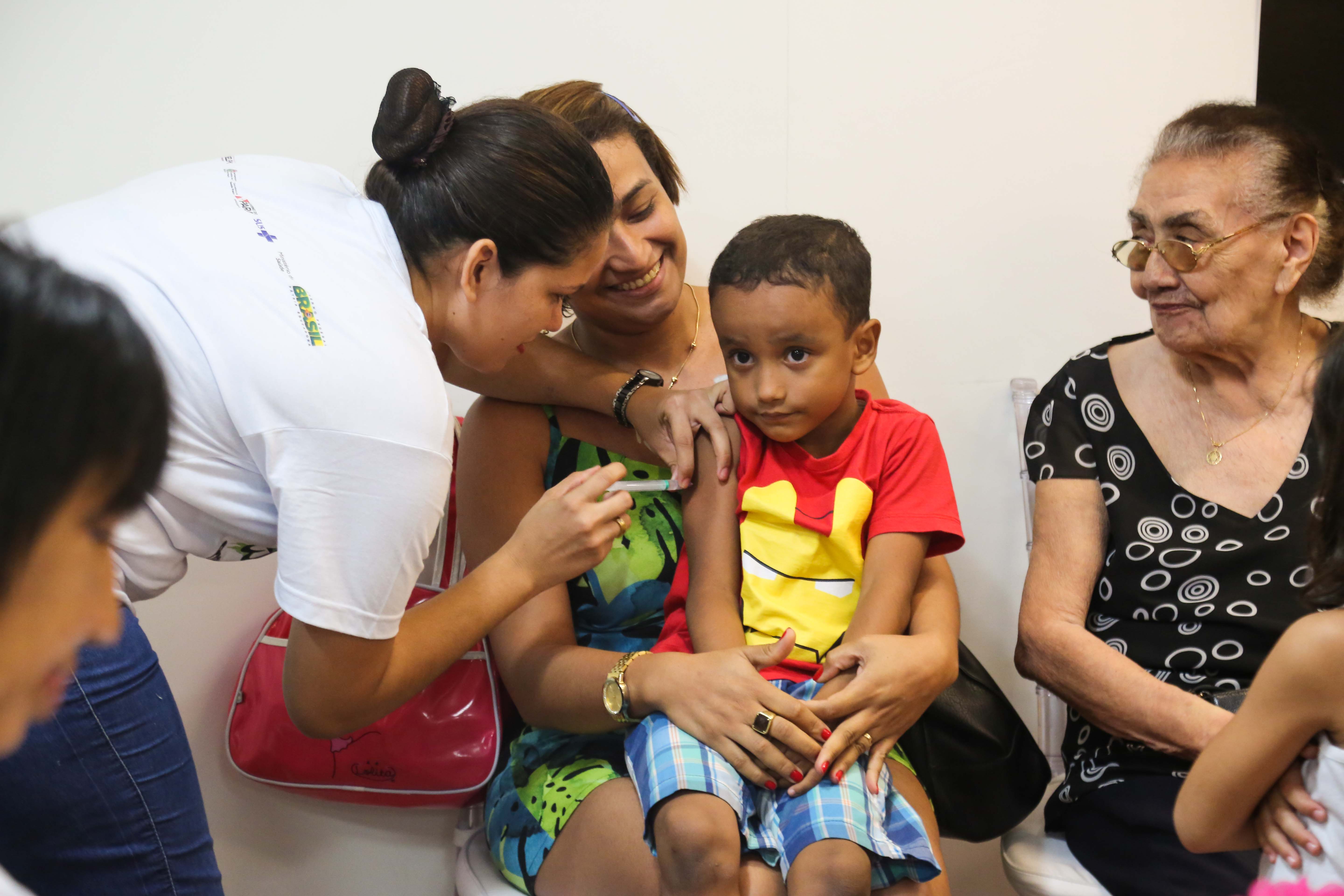 Vacinação nos shoppings de Belém imuniza população contra caxumba e gripe