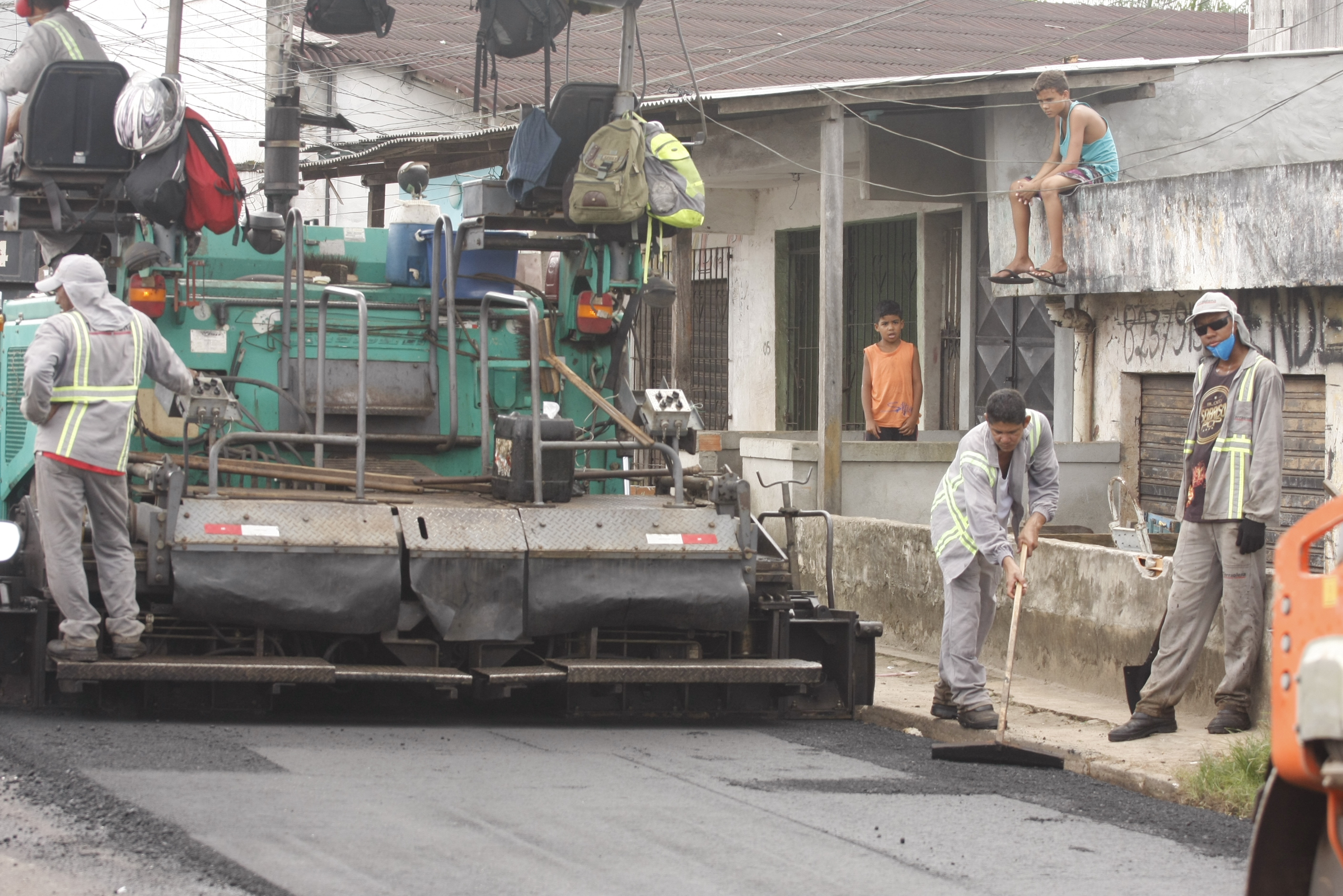 Obras de saneamento avançam no bairro do Tenoné