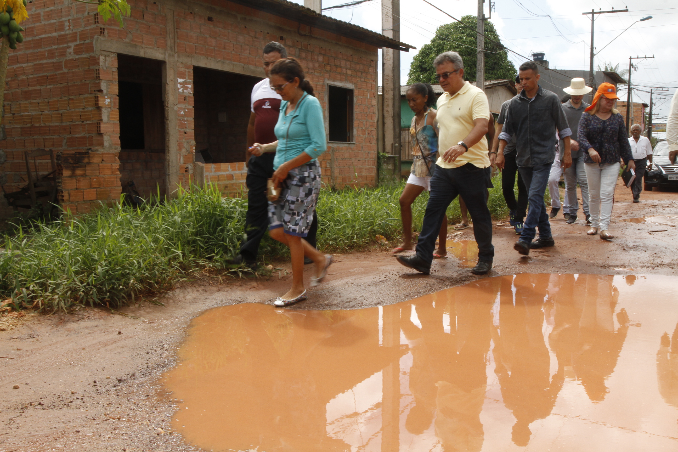 Obras de saneamento avançam no bairro do Tenoné