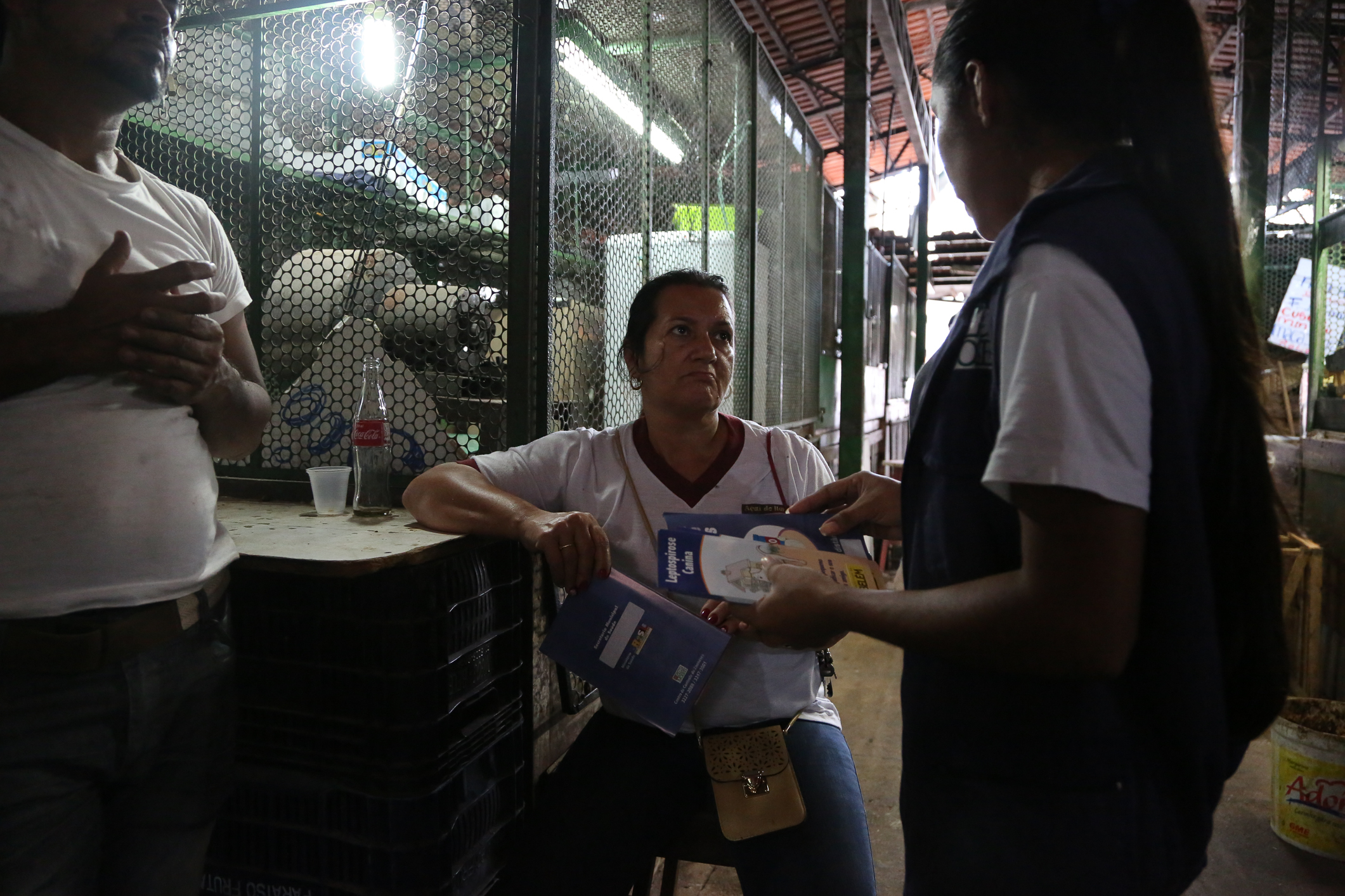 Centro de Controle de Zoonoses recolhe gatos e desratiza a Feira da Pedreira