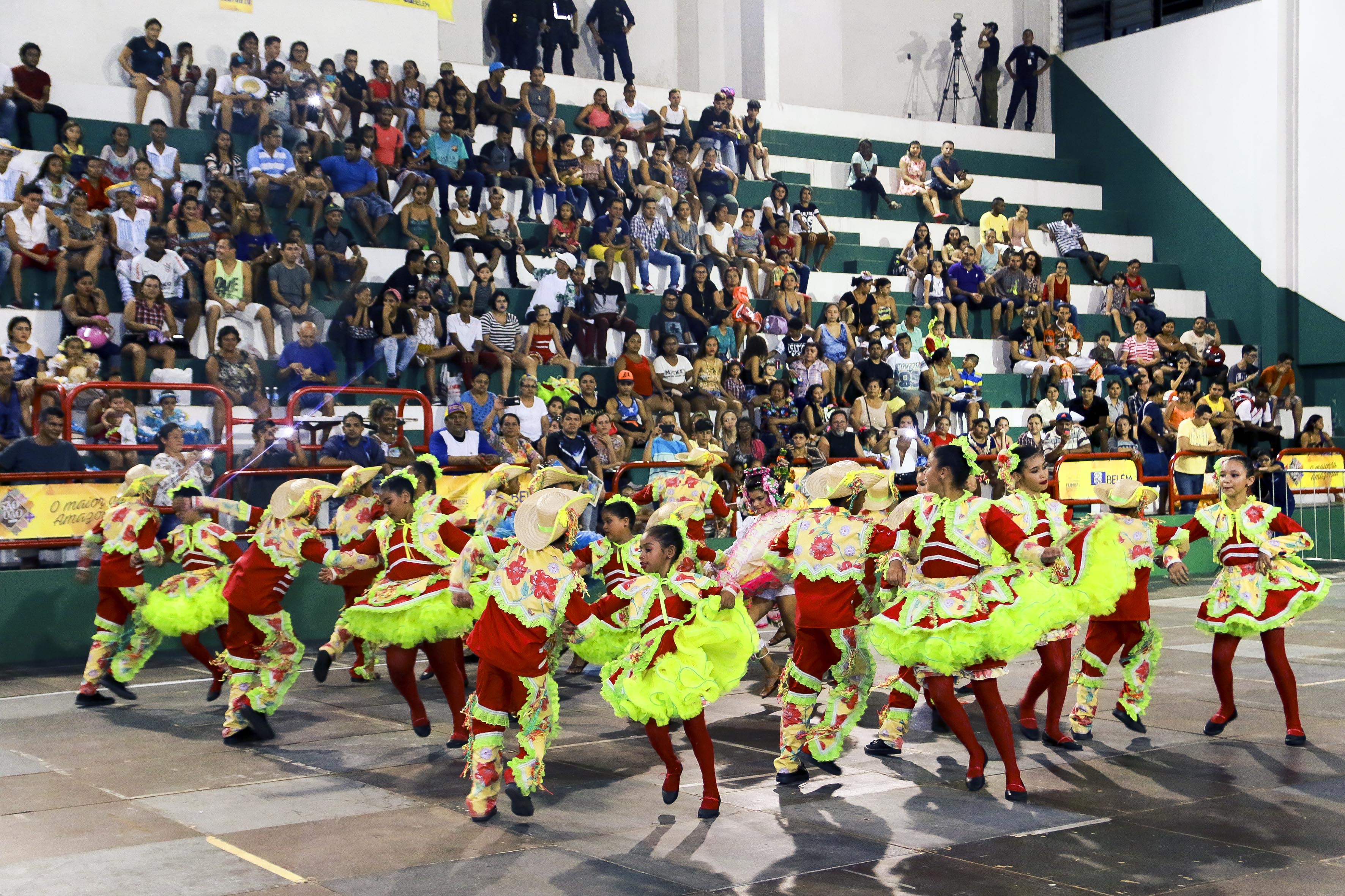 Público prestigia primeira noite da Programação Cultural Junina de Belém