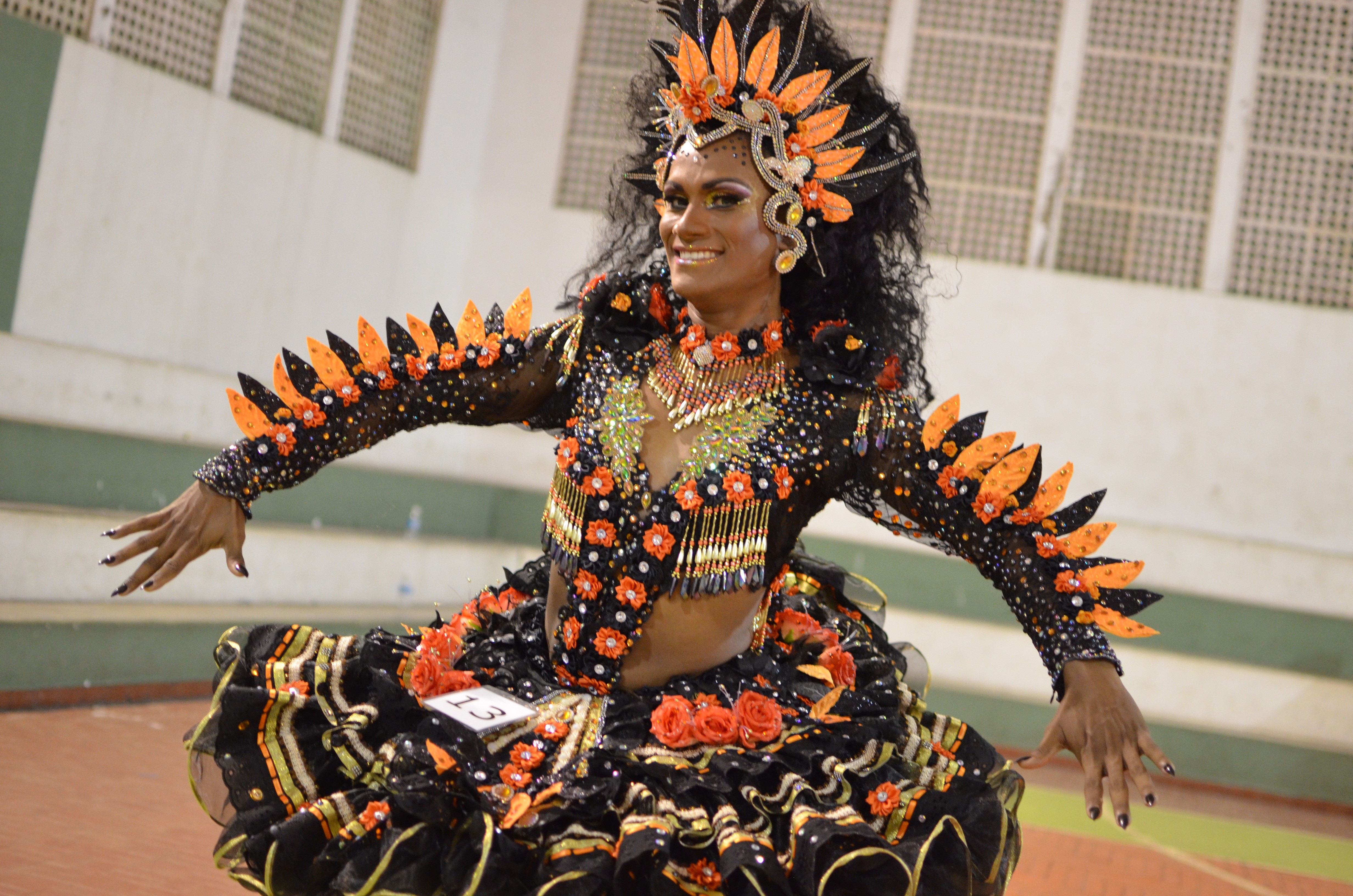 Público prestigia concursos de Miss Melhor Idade e Miss Caipira Gay 