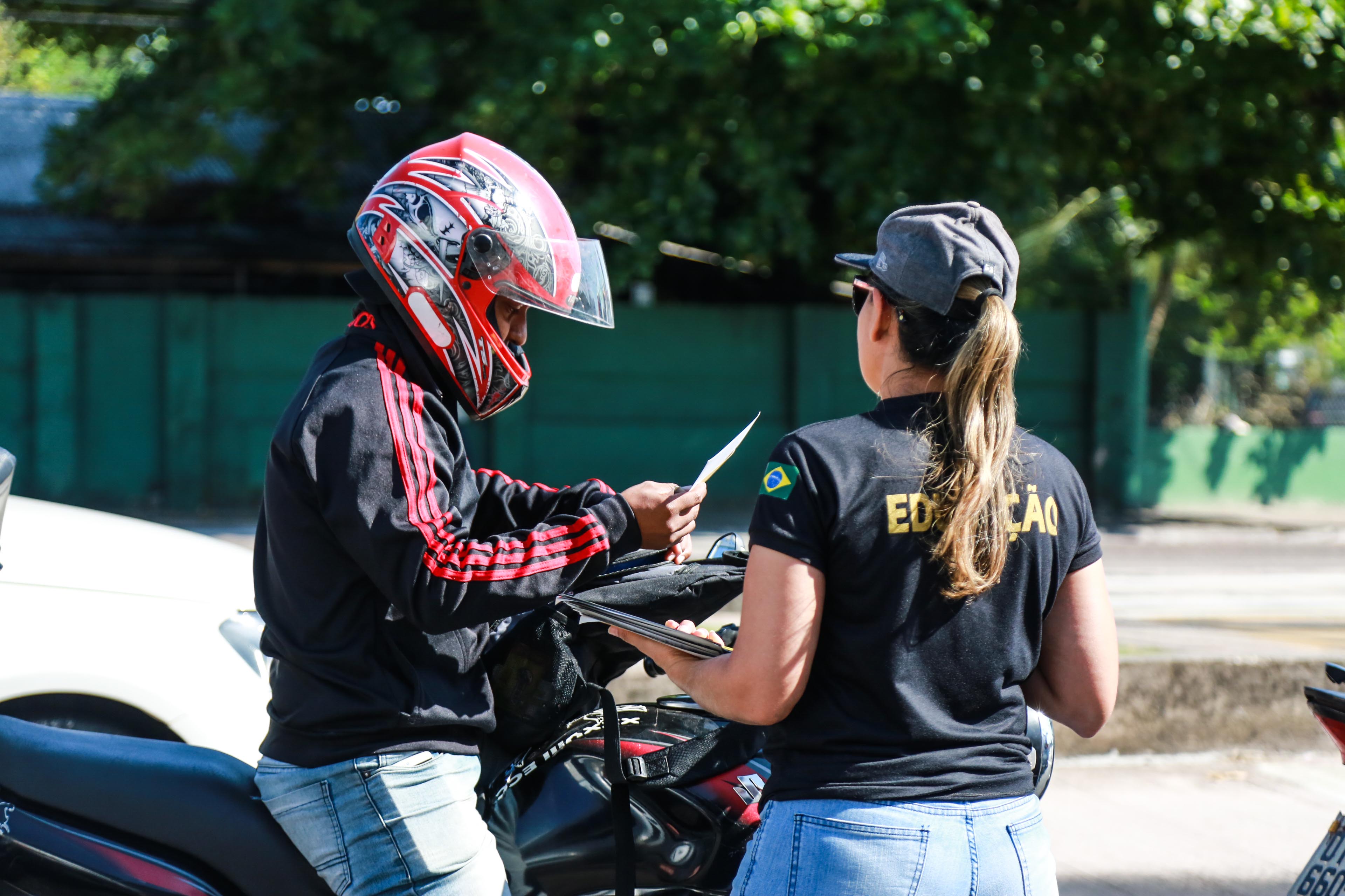 Campanha educativa orienta condutores na saída de Belém